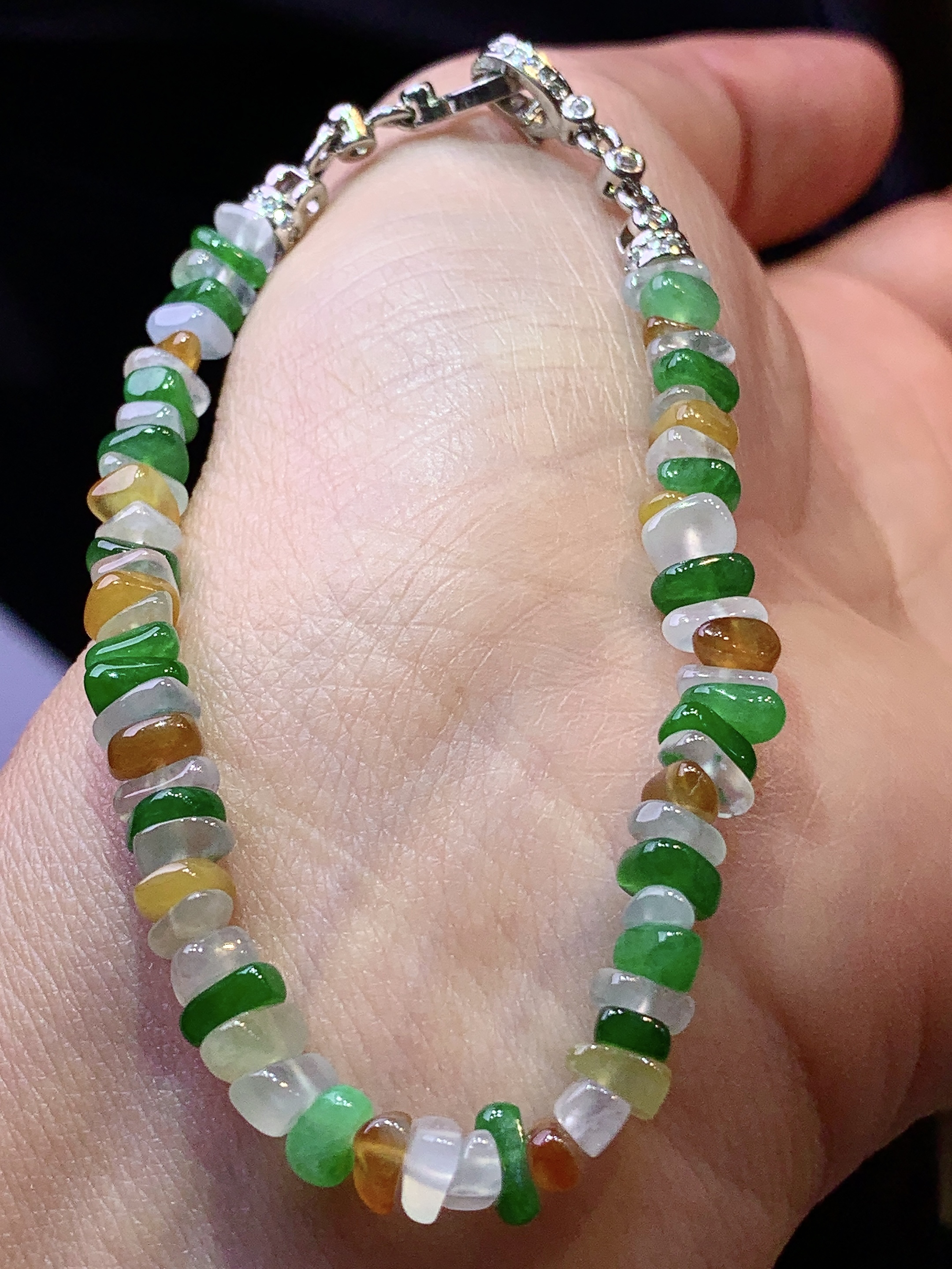 三色随形手链 玉质细腻 色泽艳丽清新 水润亮眼 整体尺寸5.2*4.5*2.6w1