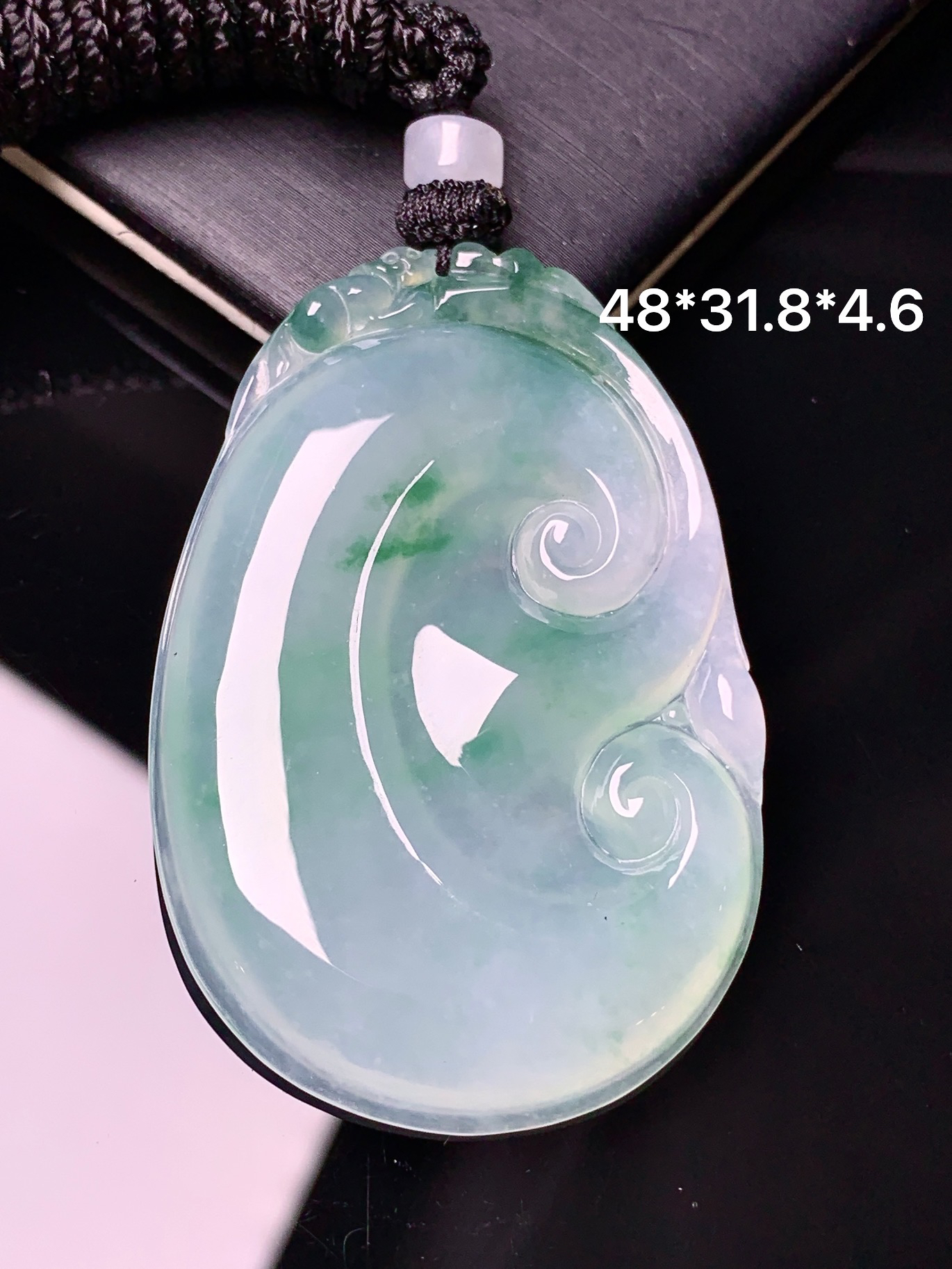 冰种飘绿如意吊坠 玉质细腻 色泽艳丽清新 水润亮眼 整体尺寸48*31.8*4.6x1