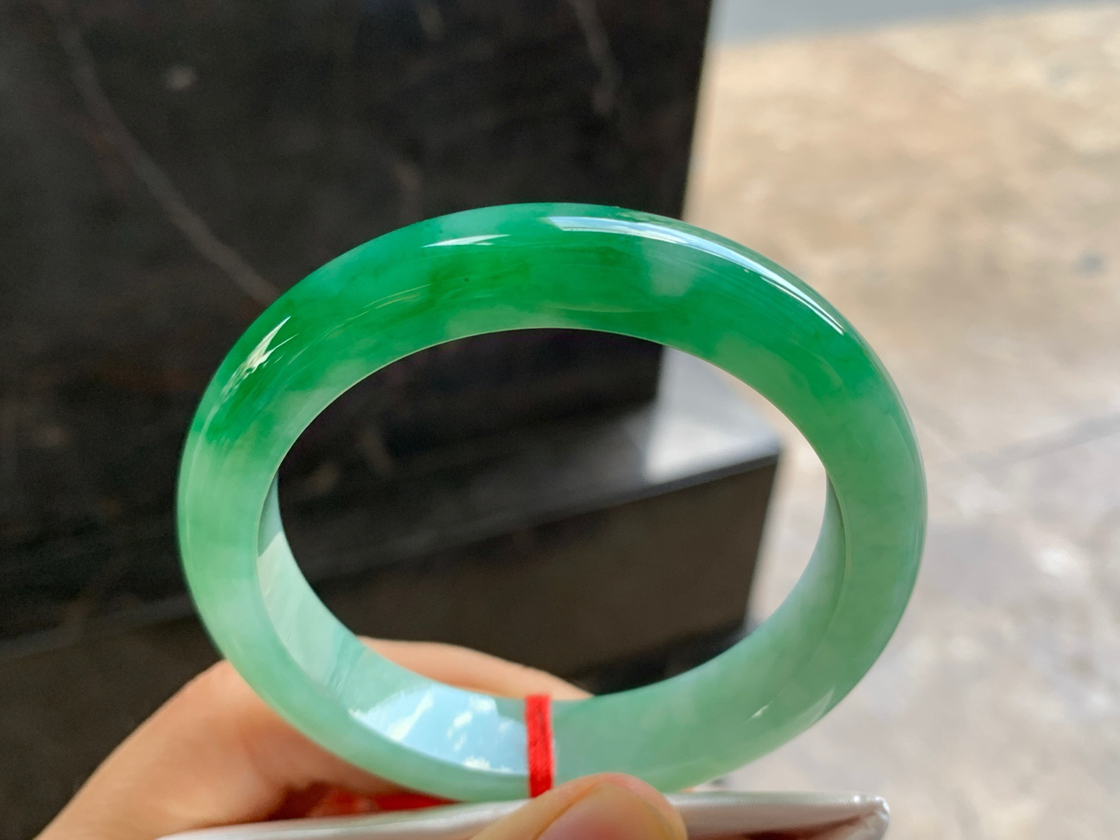 56-11.7-8.6

辣绿色手镯^_^鲜艳 玉质温润