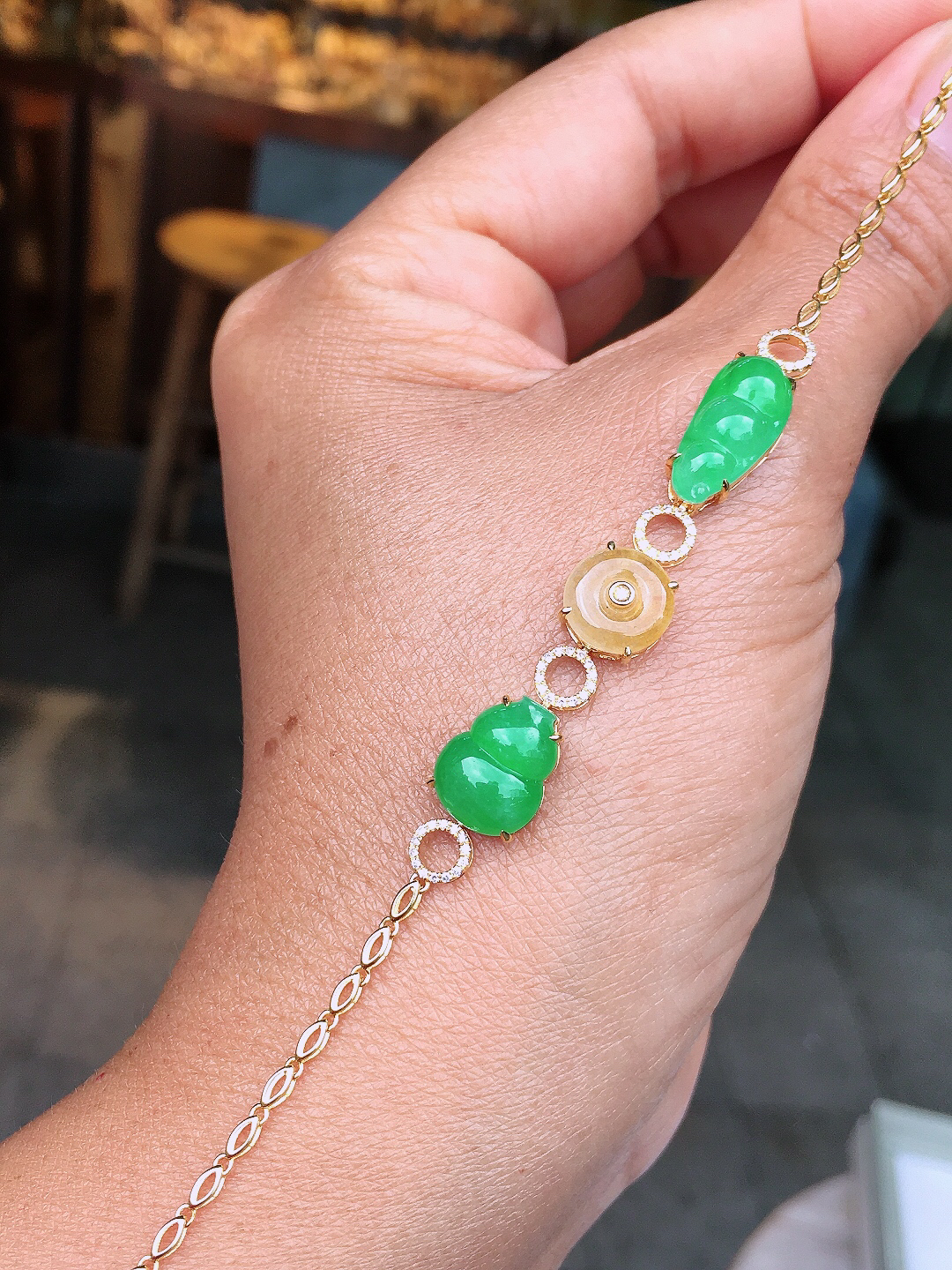 （黄+绿）三合一手链，色泽均匀艳丽，玉质细腻，荧光感超
强，饱满圆润，尽显优雅气质，18k
金豪华镶嵌