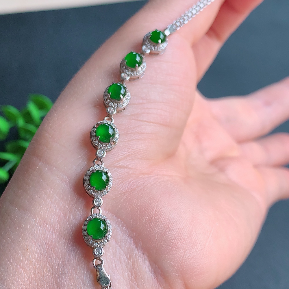 冰满绿翡翠蛋面手链，水水润润，珠圆玉润，颜色鲜艳，妙明清净，清秀高雅，佩戴效果优雅迷人！性价比超值 