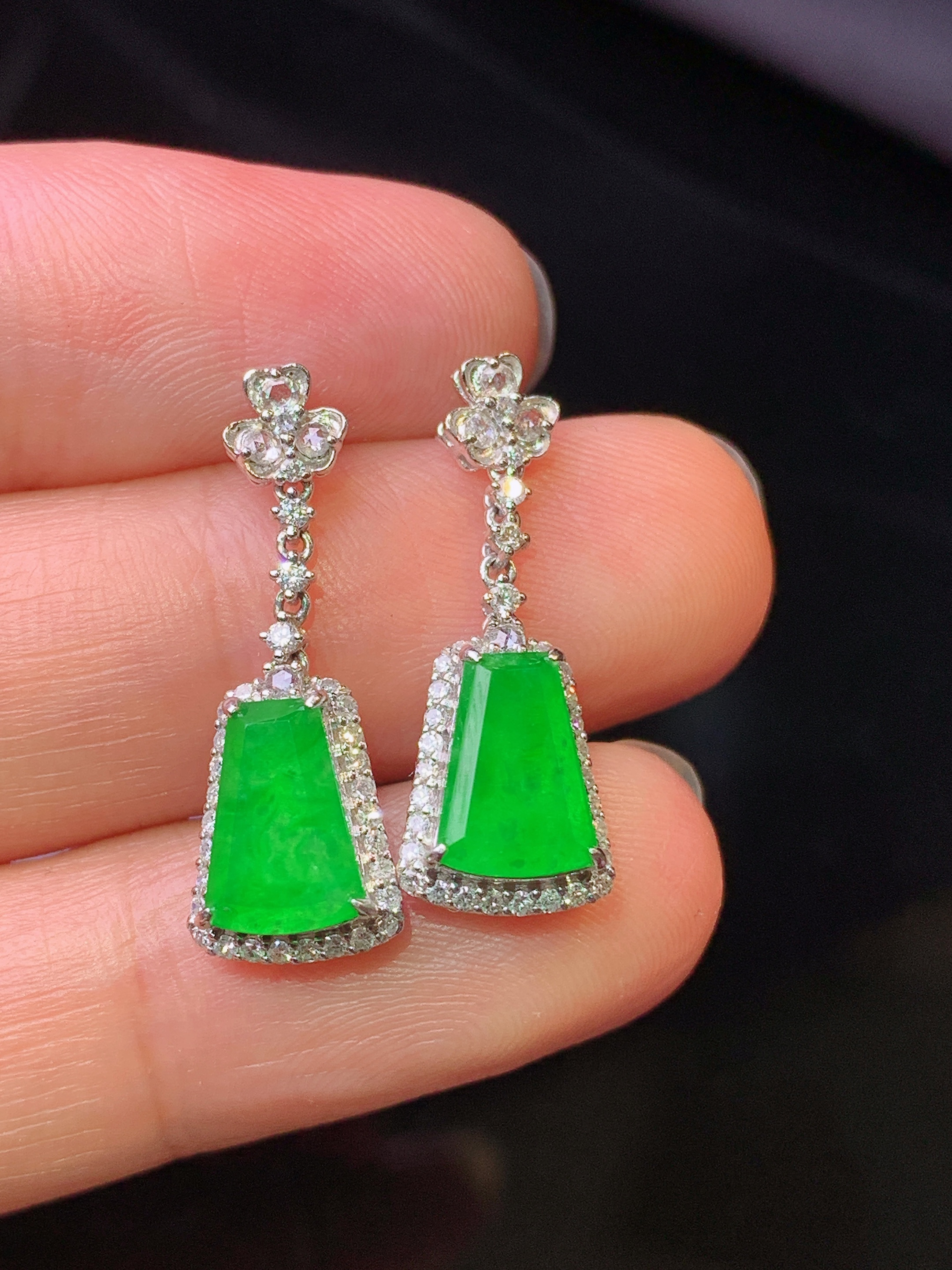 18k金钻镶嵌翠绿无事牌耳坠 玉质细腻 色泽艳丽清新 水润亮眼 整体尺寸23*8.5*5.2g1