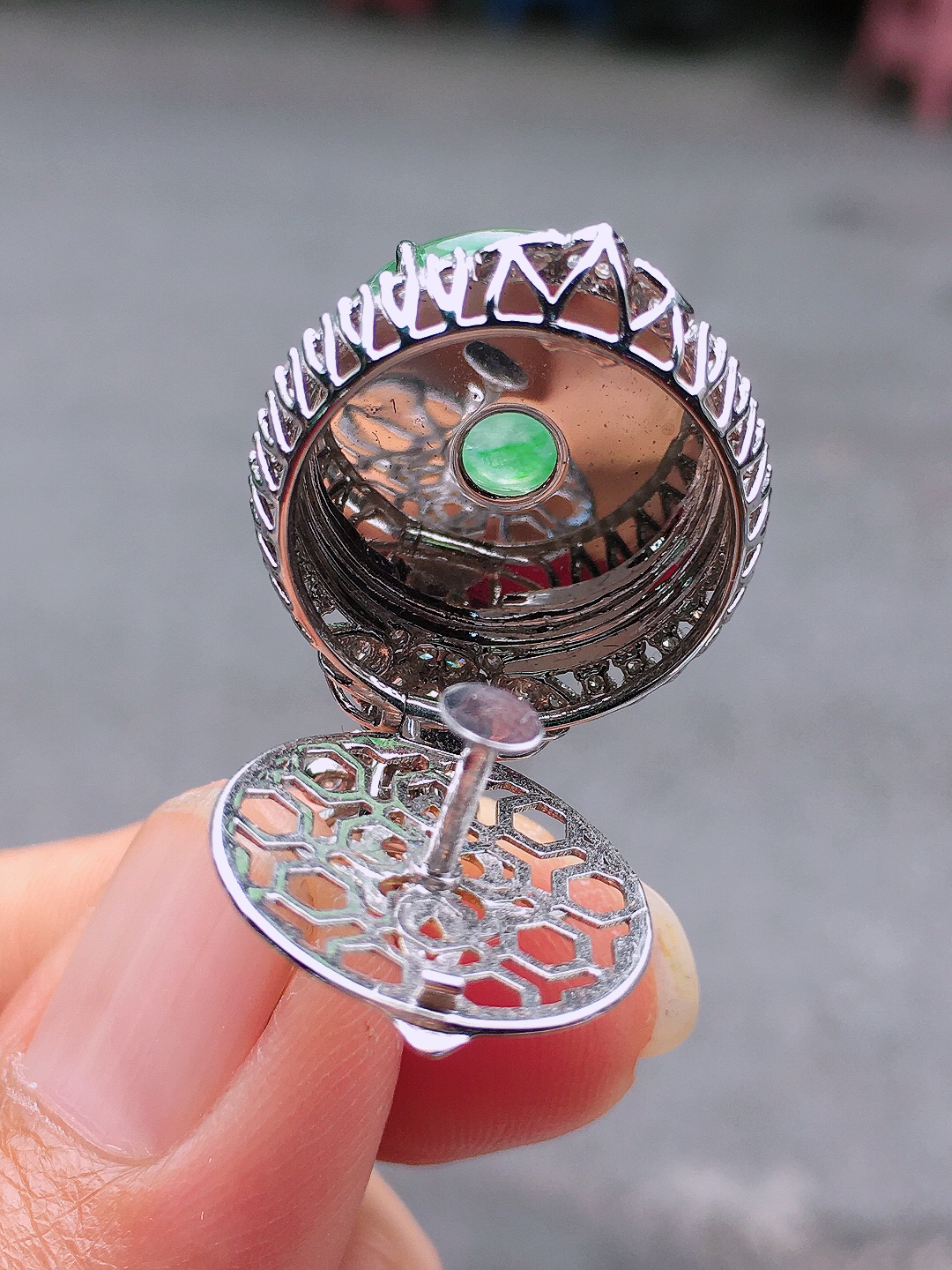 飘绿平安扣吊坠，色泽艳丽，玉质细腻，荧光感超
强，饱满圆润，尽显优雅气质，18k
金豪华镶嵌