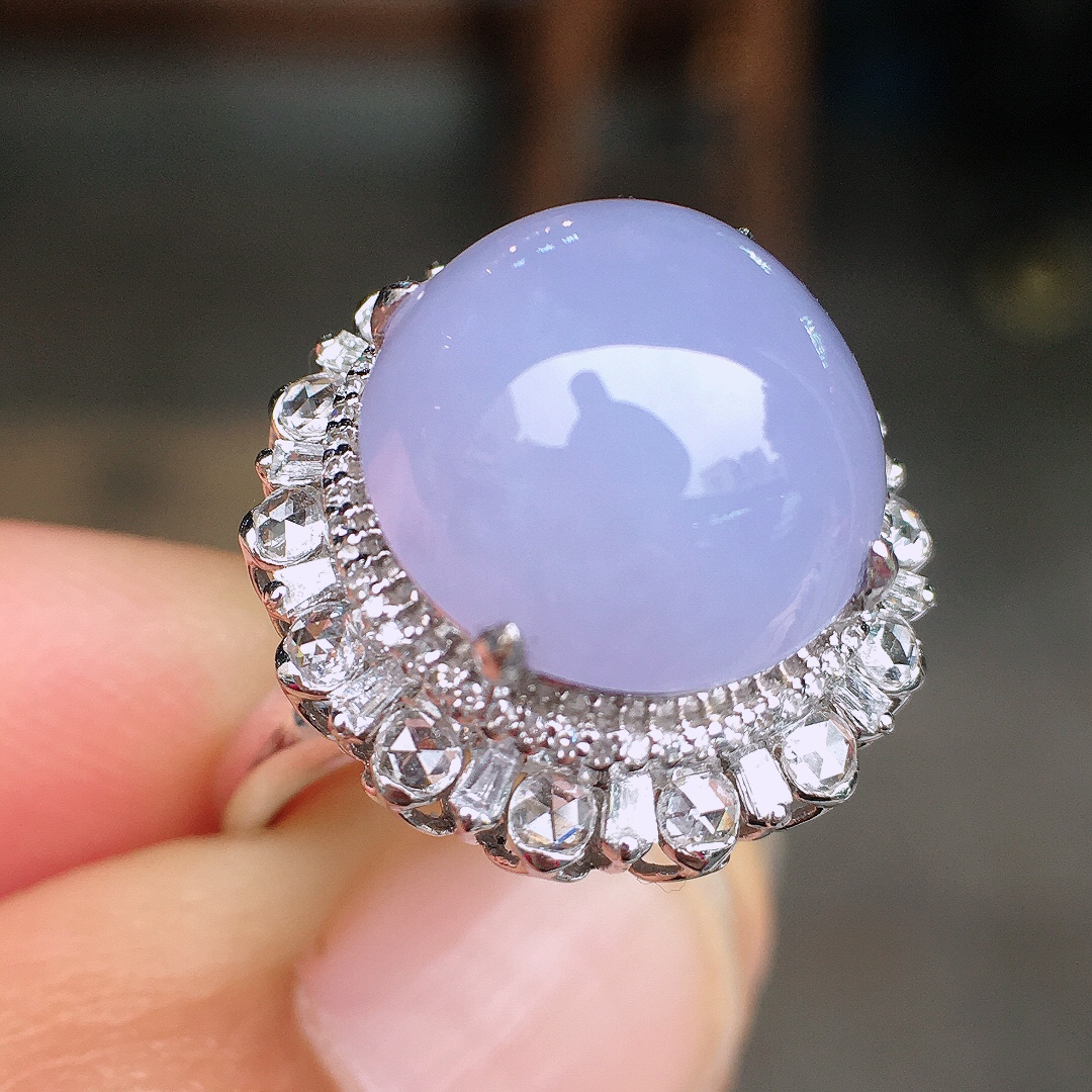 紫罗兰蛋面戒指/吊坠两用款，色泽均匀艳丽，玉质细腻，荧光感超
强，饱满圆润，尽显优雅气质，18k
金豪华镶嵌