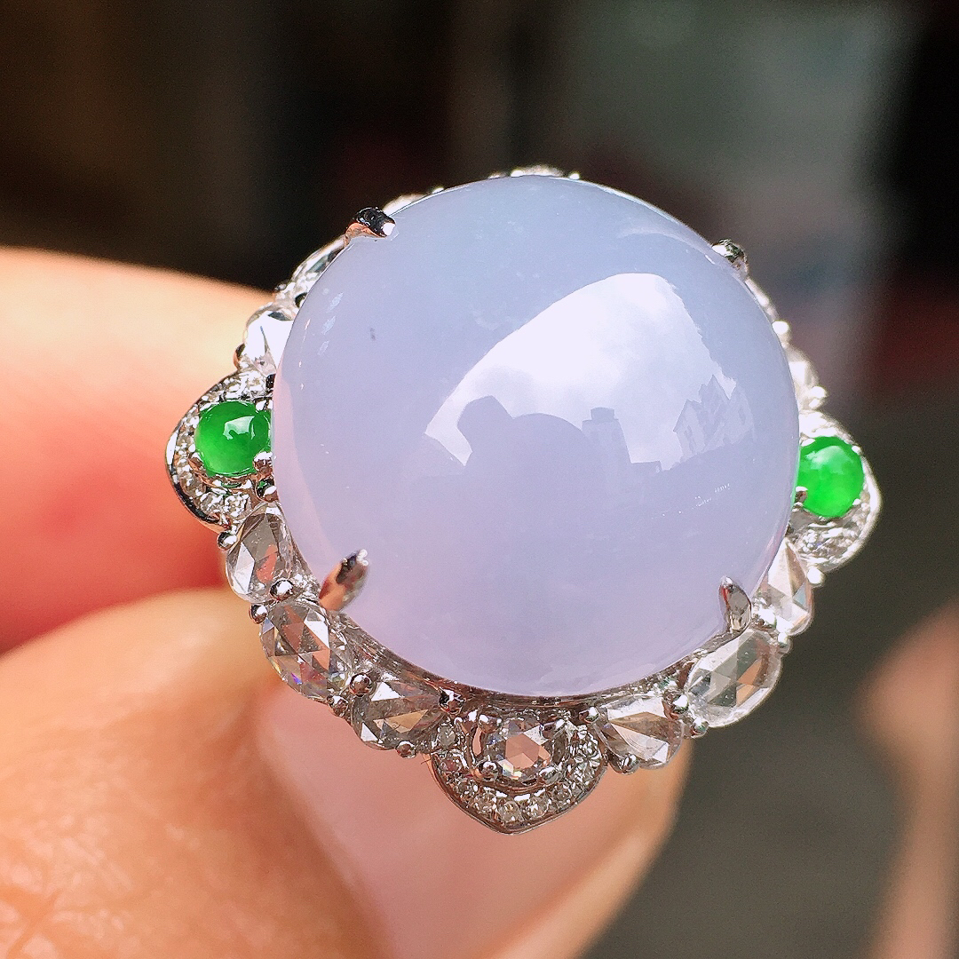 紫罗兰蛋面戒指/吊坠两用款，色泽均匀艳丽，玉质细腻，荧光感超
强，饱满圆润，尽显优雅气质，18k
金