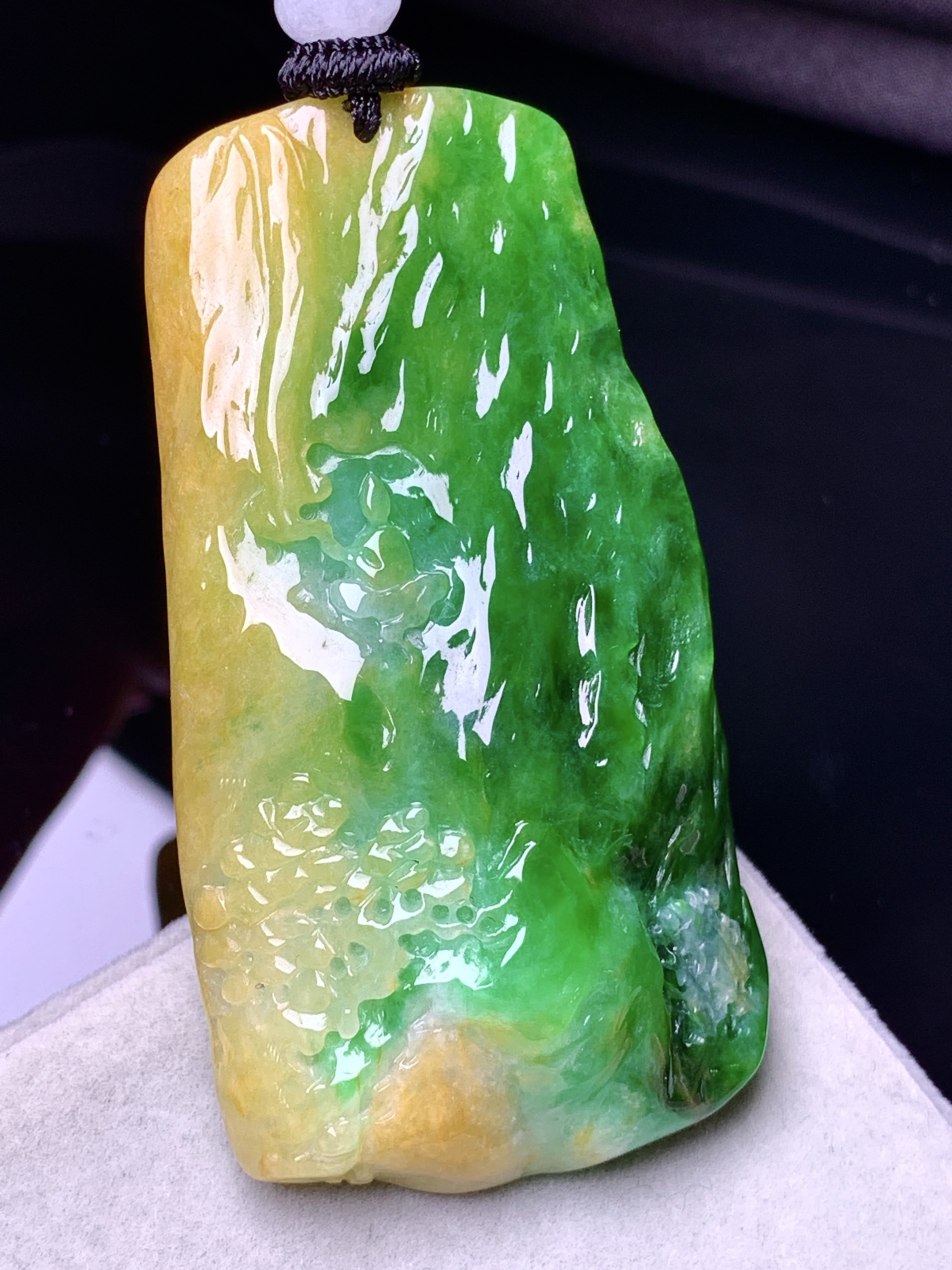 黄绿山水牌吊坠 玉质细腻 色泽艳丽清新 水润亮眼 整体尺寸57.5*30.2*10w1