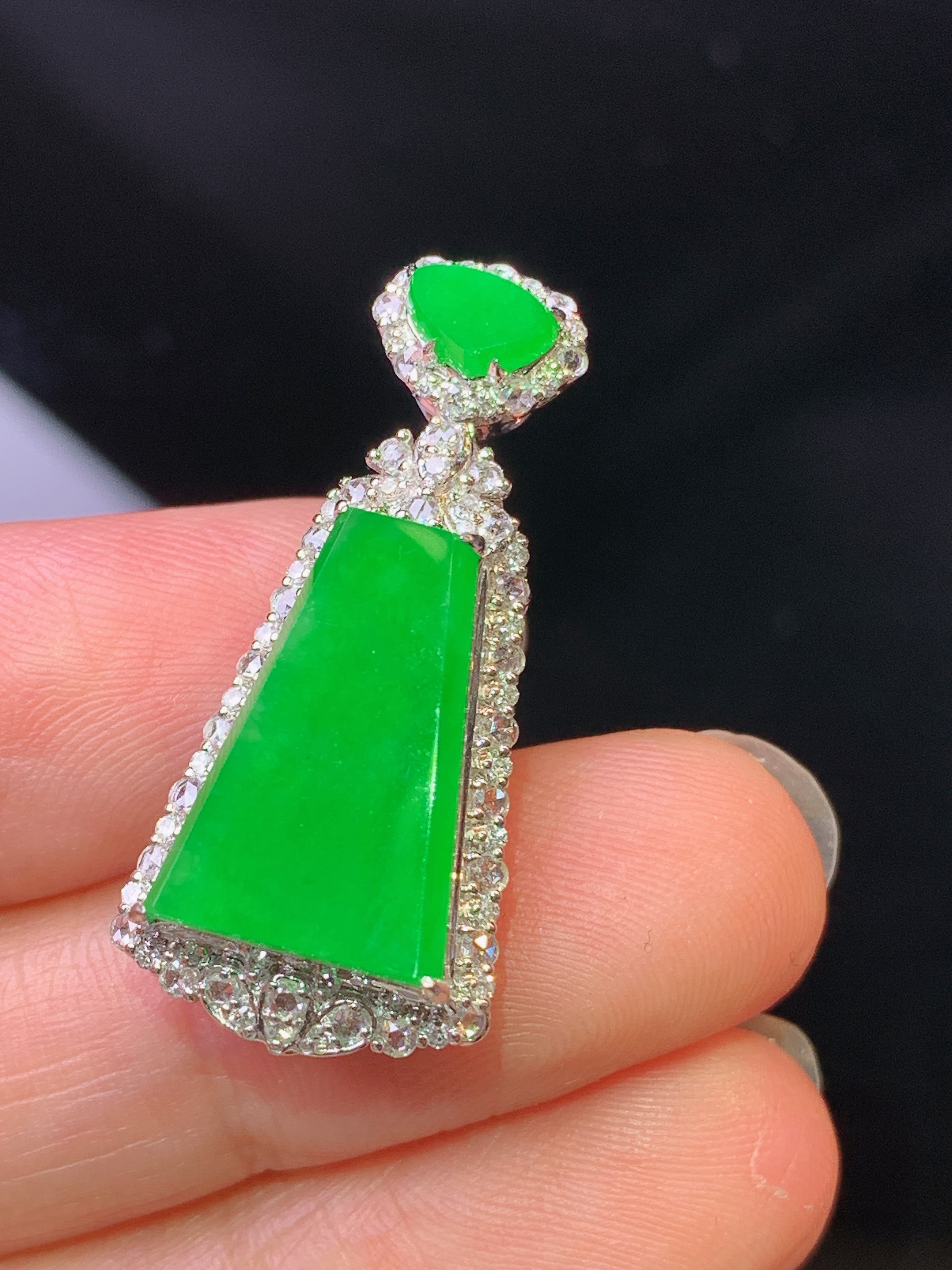 18k金钻镶嵌满绿无事牌吊坠 玉质细腻 色泽艳丽清新 水润亮眼 整体尺寸30.2*14*9.5h2