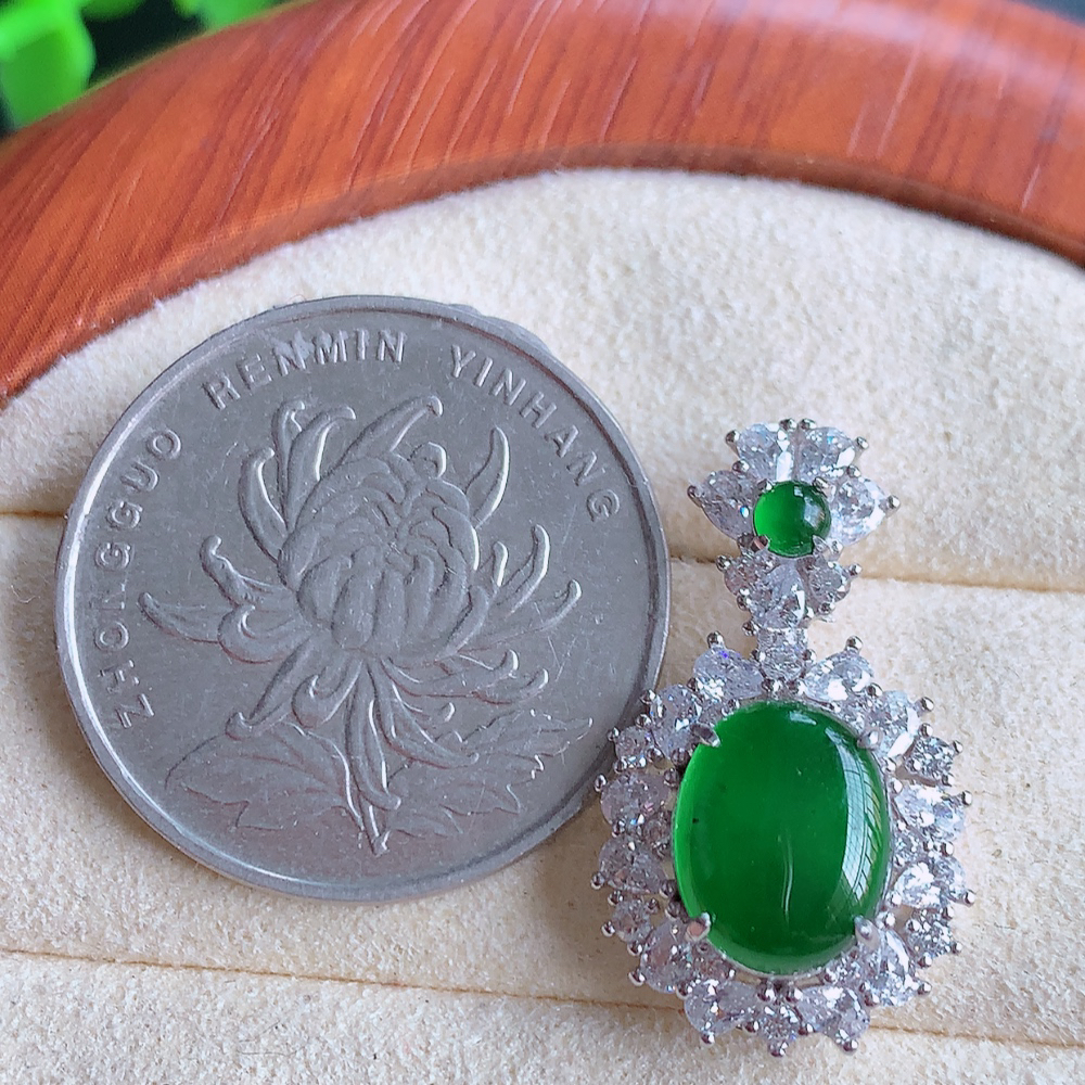 冰润满绿蛋面翡翠吊坠，质地细腻，清秀高雅，饱满圆润  款式大方经典，颜色鲜艳，沁人心脾，高质量精品   W502.18  整体尺寸：24.5-14.5-7.6mm   裸石尺寸：10-8mm
