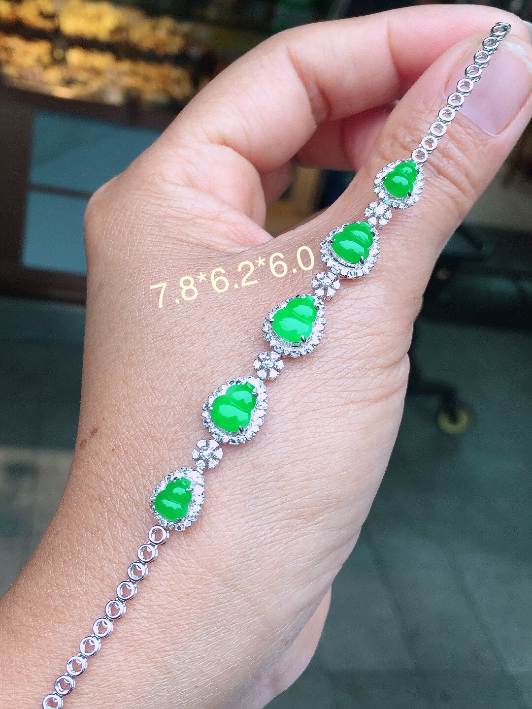 阳绿葫芦手链，色泽均匀艳丽，玉质细腻，荧光感超
强，饱满圆润，尽显优雅气质，18k
金豪华镶嵌