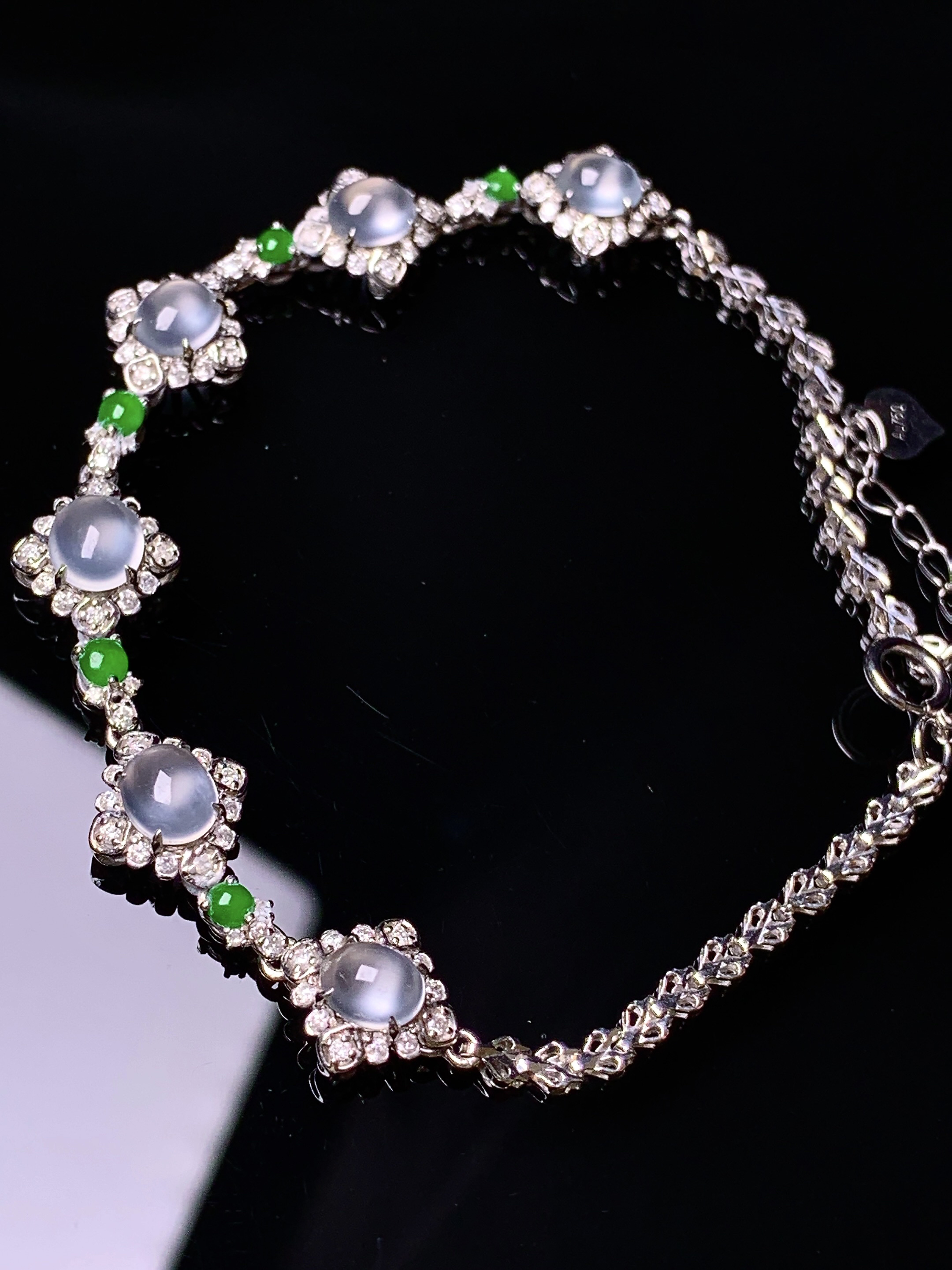 18k金钻镶嵌冰种蛋面手链 玉质细腻 色泽艳丽清新 水润亮眼 整体尺寸170*8.3*5L3