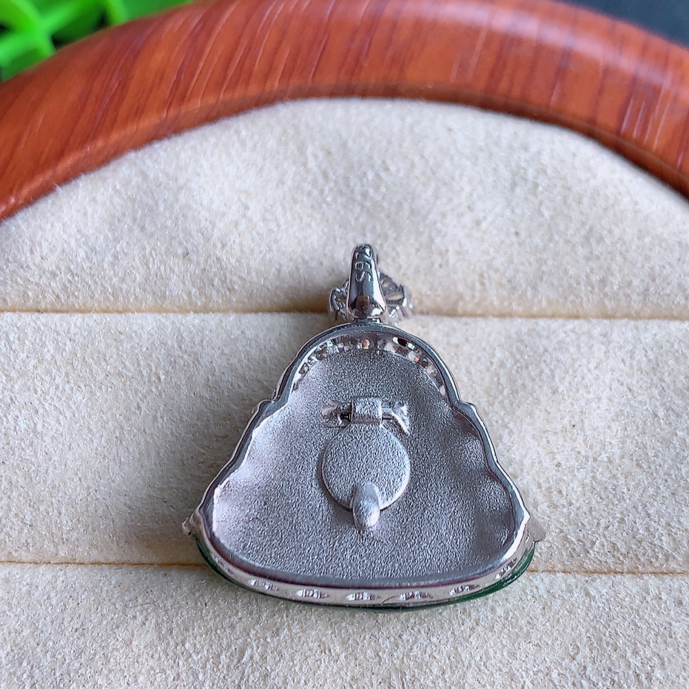 冰润925银饰佛公挂件 玉质细腻  精雕弥勒佛，笑佛福耳垂肩，面相喜庆，开怀大笑，憨态可掬。惟妙惟肖，寓意福禄双全，吉祥美满，笑口常开 W502.18  整体尺寸：25-23.8-7.8mm   裸石尺寸：16-23mm