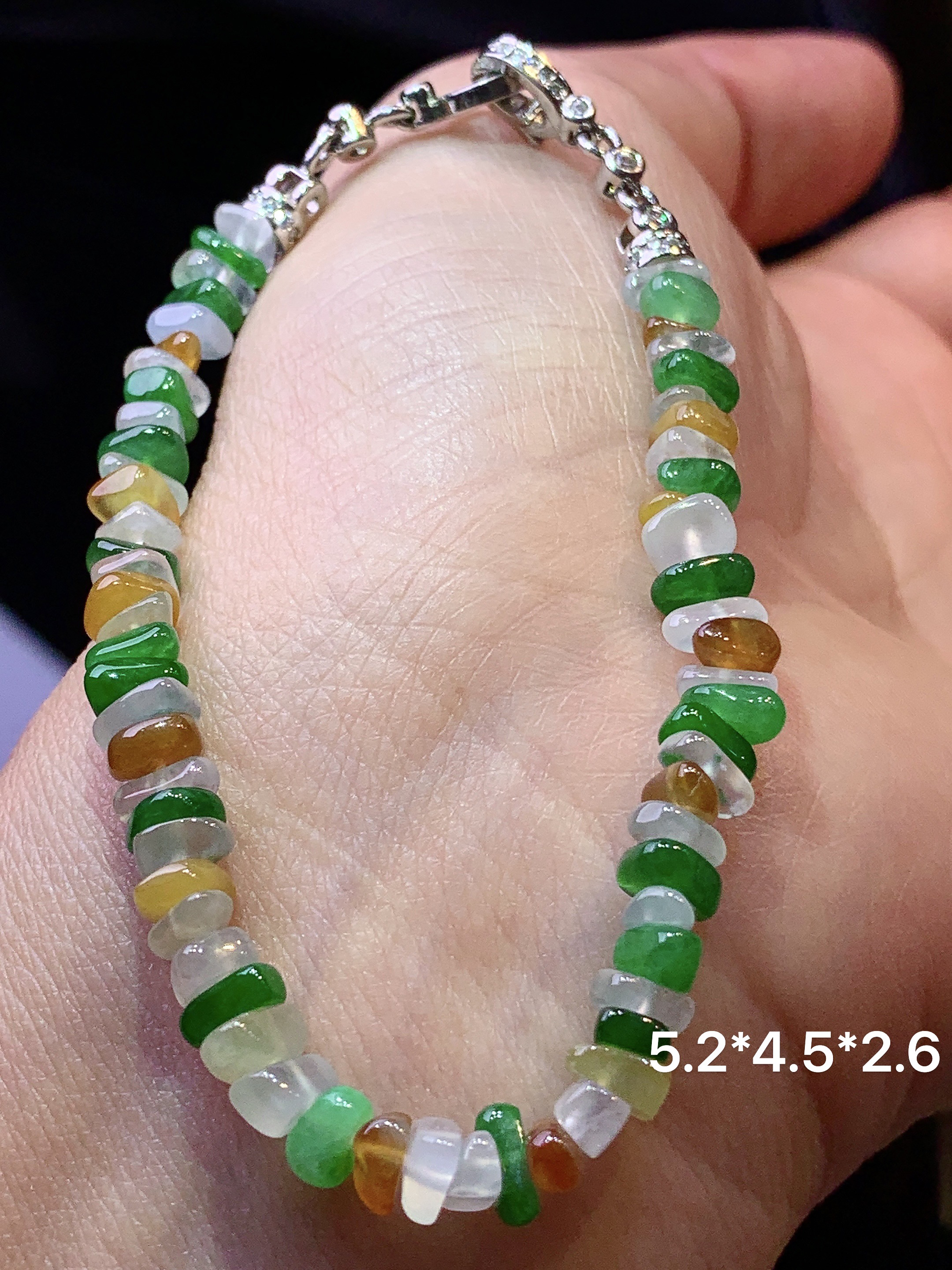 三色随形手链 玉质细腻 色泽艳丽清新 水润亮眼 整体尺寸5.2*4.5*2.6w1