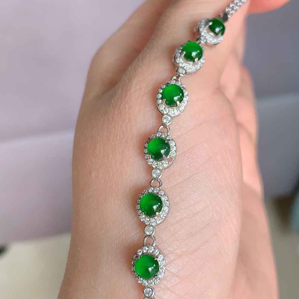 冰满绿翡翠蛋面手链，水水润润，珠圆玉润，颜色鲜艳，妙明清净，清秀高雅，佩戴效果优雅迷人！性价比超值 W502.18  取一尺寸：8-6.6-5.5mm    裸石尺寸：4.5mm