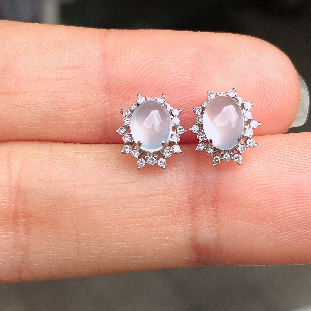 玻璃种蛋面耳钉，玉质细腻，荧光感超
强，饱满圆润，尽显优雅气质，18k
金豪华镶嵌