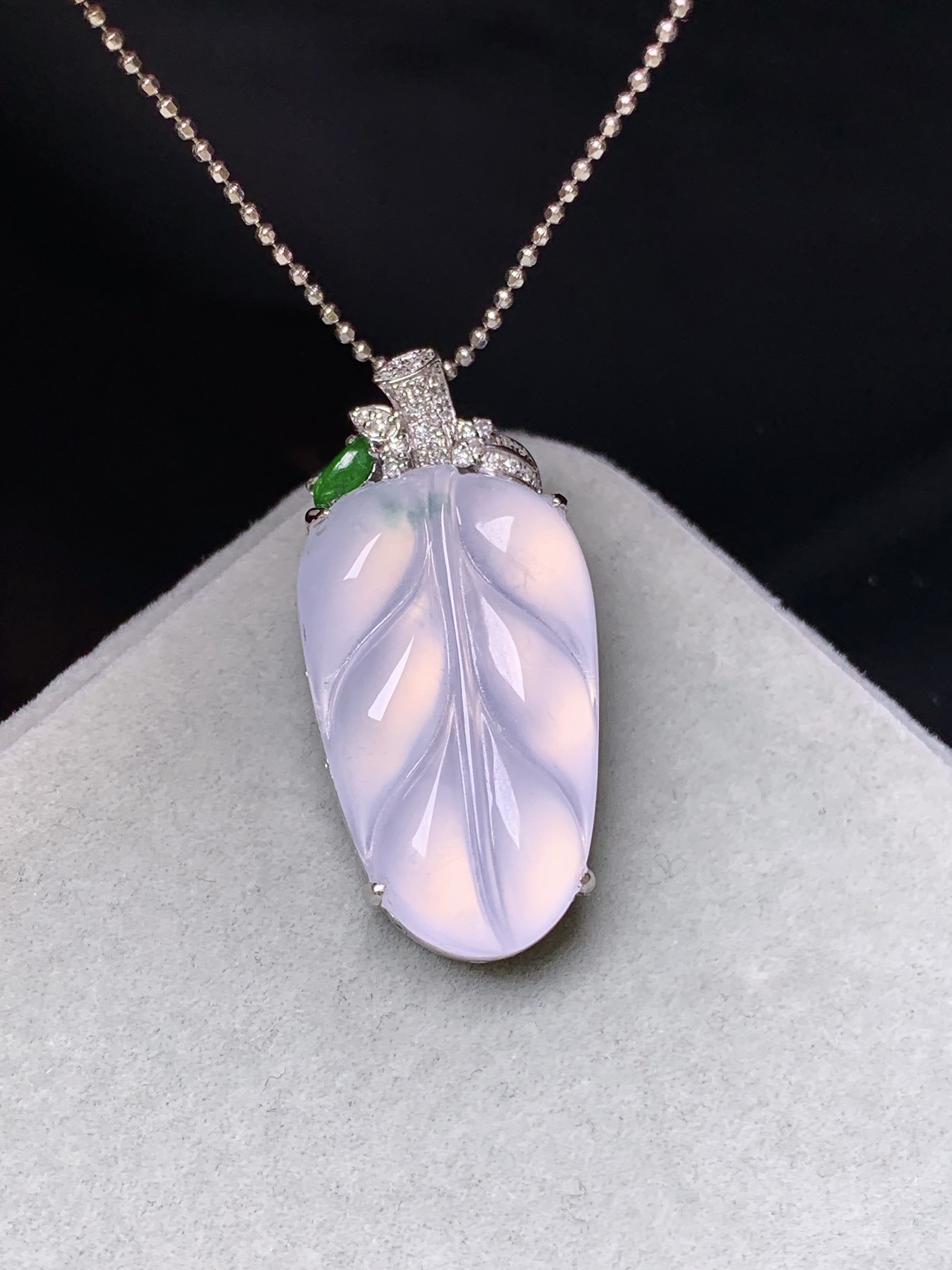 18k金钻镶嵌冰种树叶吊坠 玉质细腻 色泽艳丽清新 水润亮眼 整体尺寸30*14*6.5y4