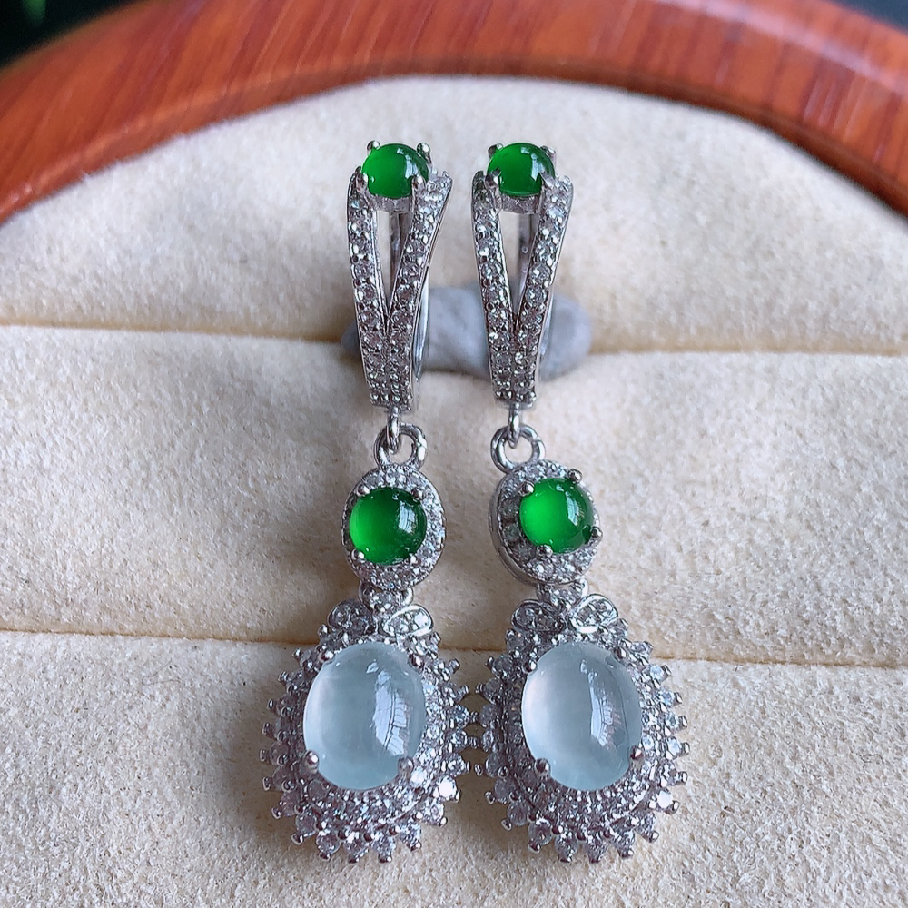 冰润翡翠925银镶嵌耳钉，自然光实拍，翠色灵动，颜色漂亮，种老水足，品相佳，佩戴佳品！W502.18