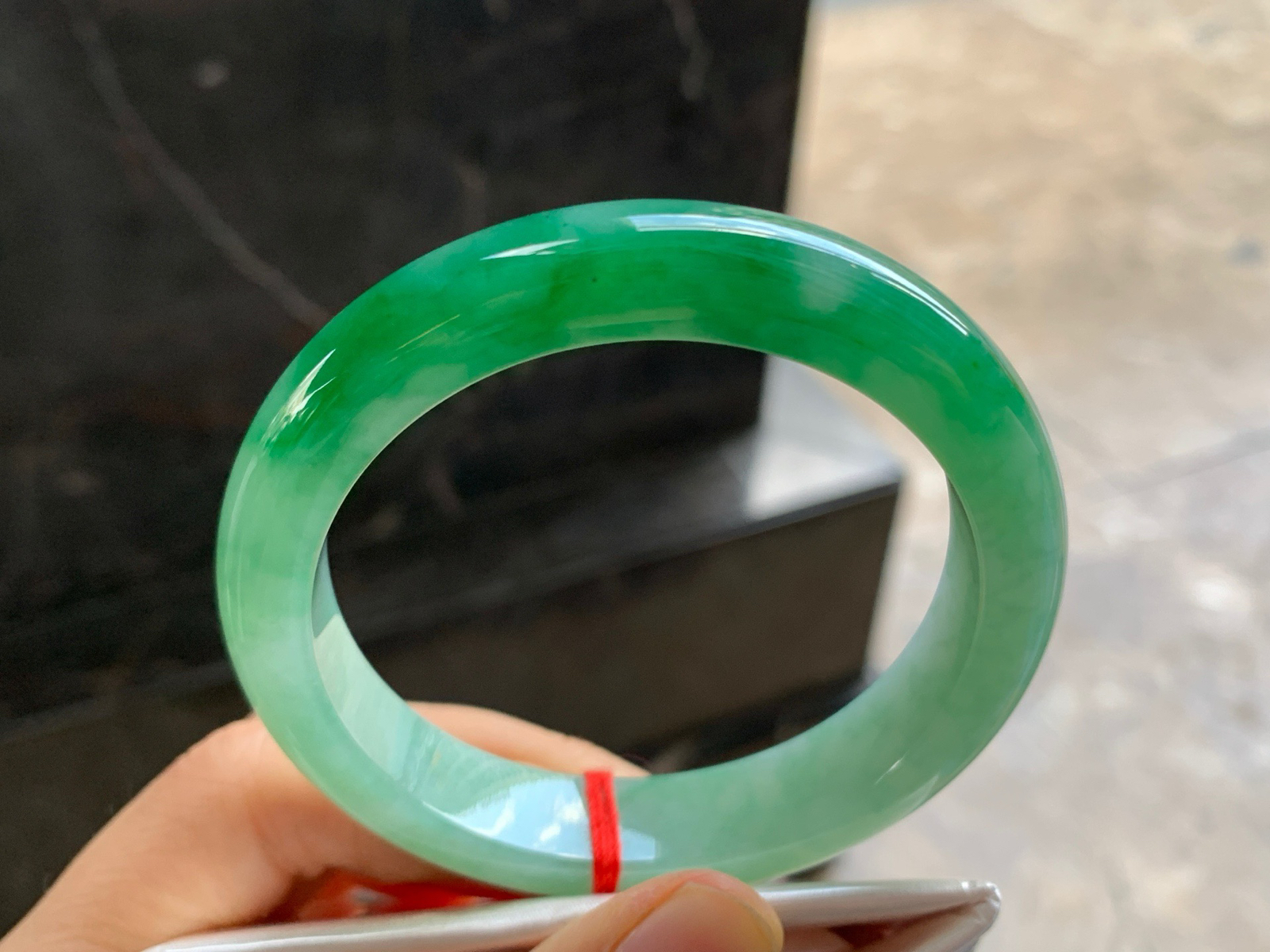 56-11.7-8.6

辣绿色手镯^_^鲜艳 玉质温润