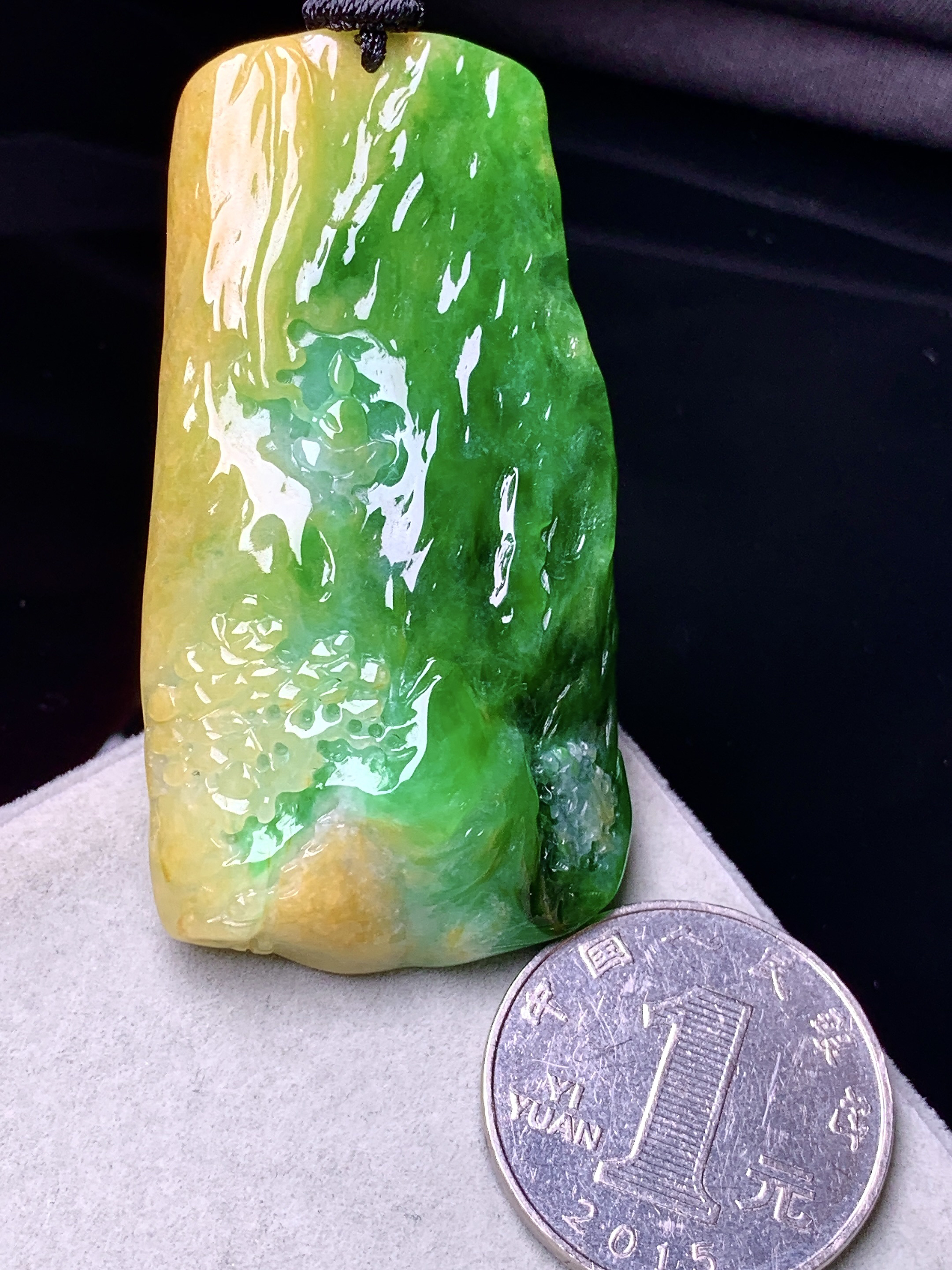 黄绿山水牌吊坠 玉质细腻 色泽艳丽清新 水润亮眼 整体尺寸57.5*30.2*10w1