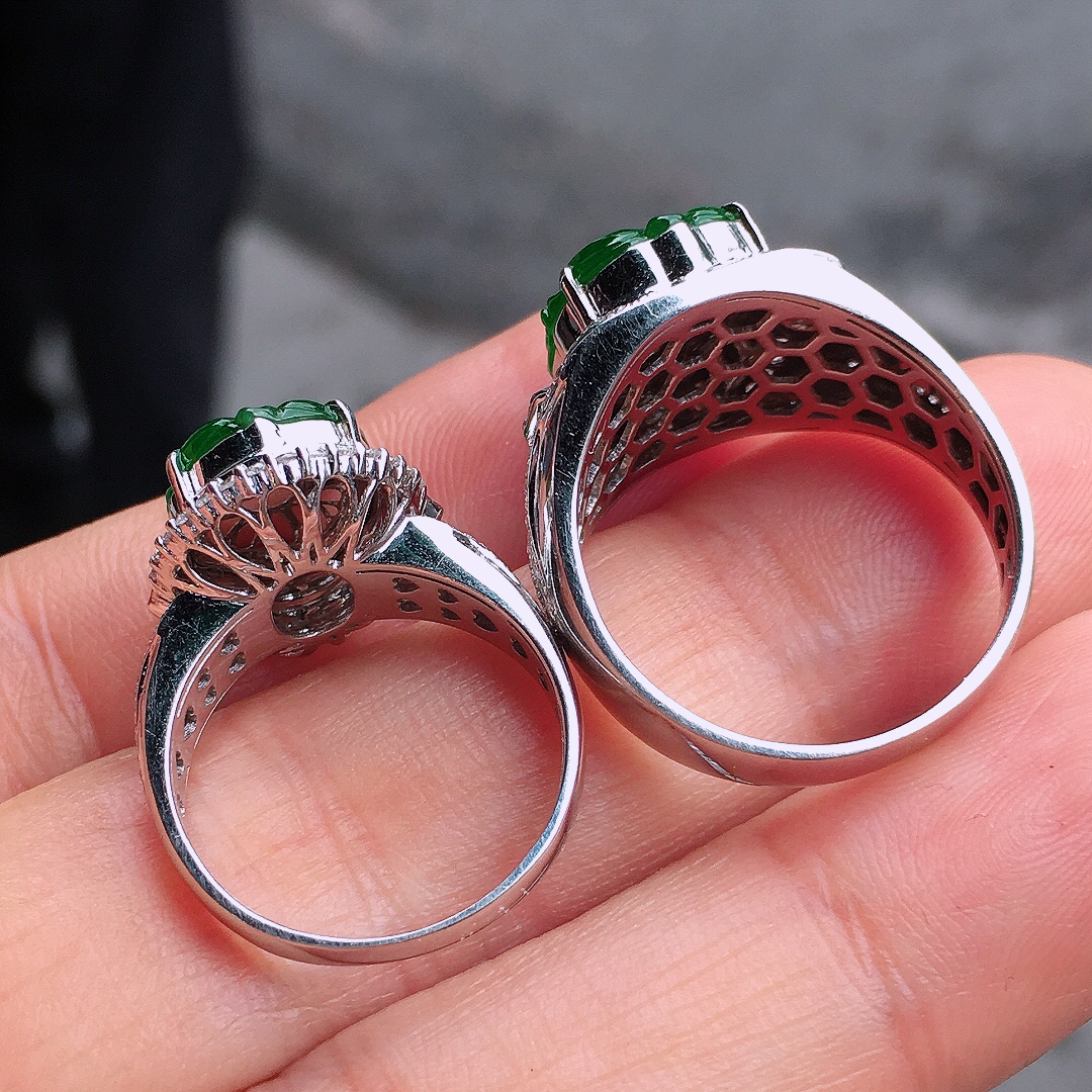 阳绿貔貅情侣戒指，色泽均匀艳丽，玉质细腻，荧光感超
强，饱满圆润，尽显优雅气质，18k
金豪华镶嵌