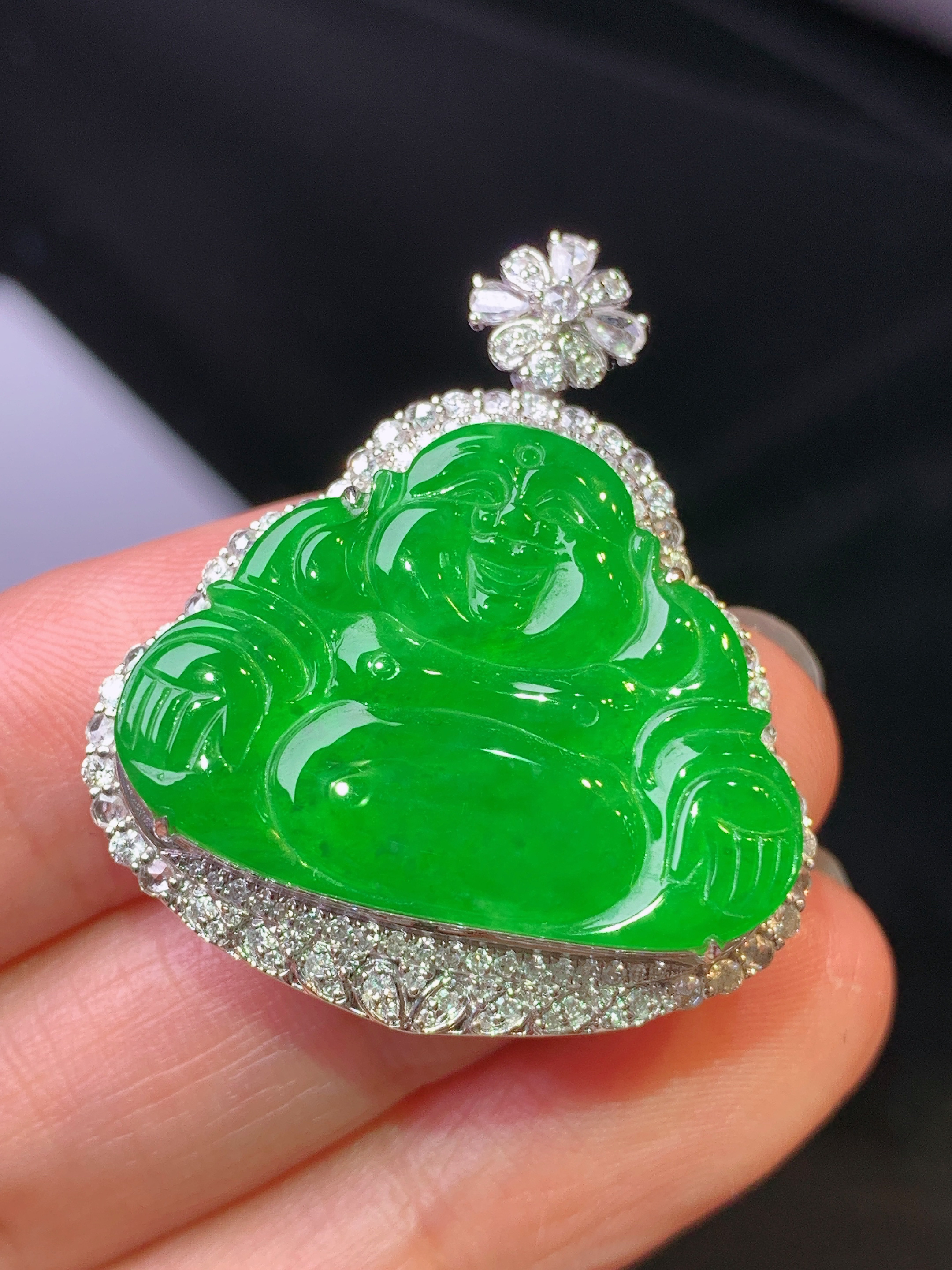 18k金钻镶嵌满绿佛公吊坠 玉质细腻 色泽艳丽清新 水润亮眼 整体尺寸33.5*29.5*10.2g1