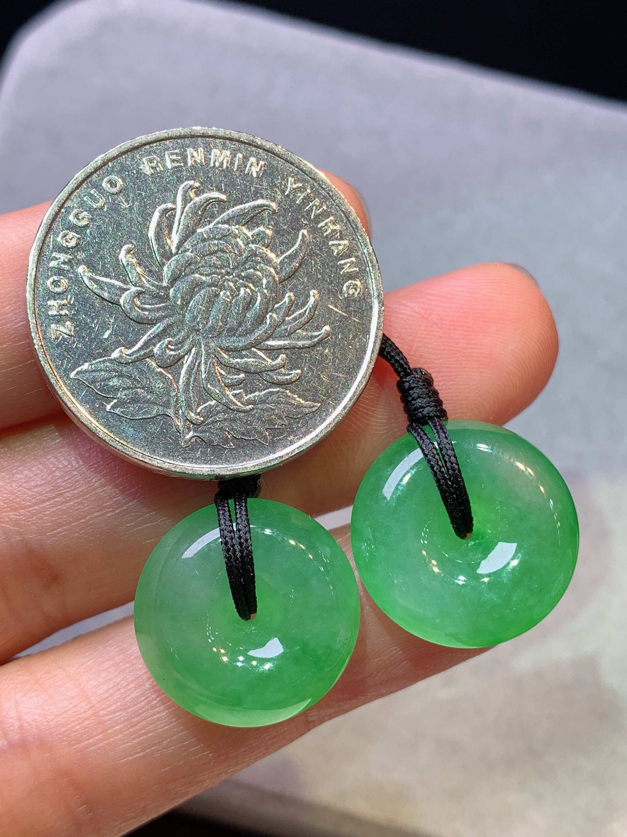 翠绿平安扣一对 玉质细腻 色泽艳丽清新 水润亮眼 整体尺寸16.5*6.5g1
