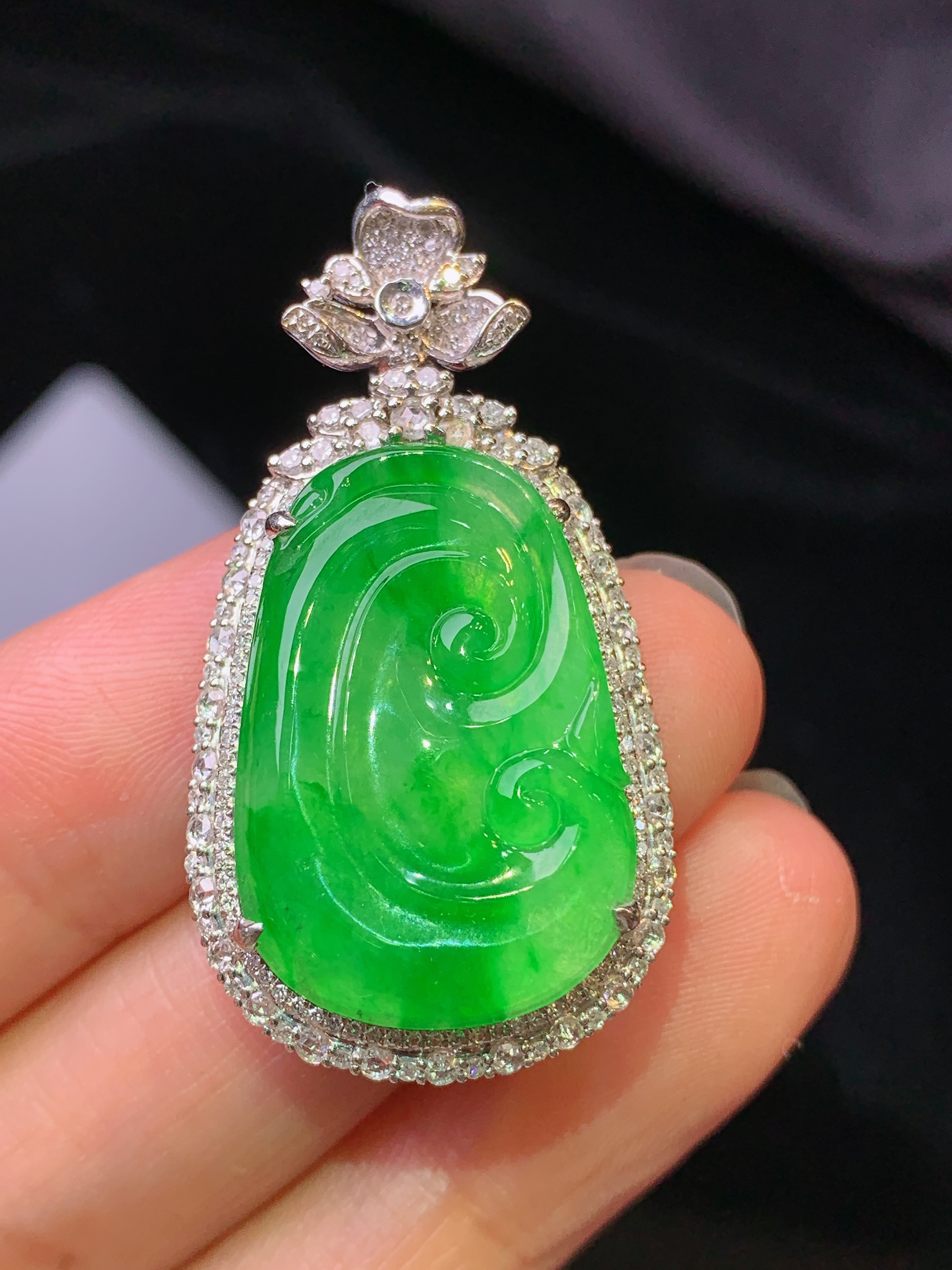 18k金钻镶嵌翠绿如意吊坠 玉质细腻 色泽艳丽清新 水润亮眼 整体尺寸38.8*21*7.8c2