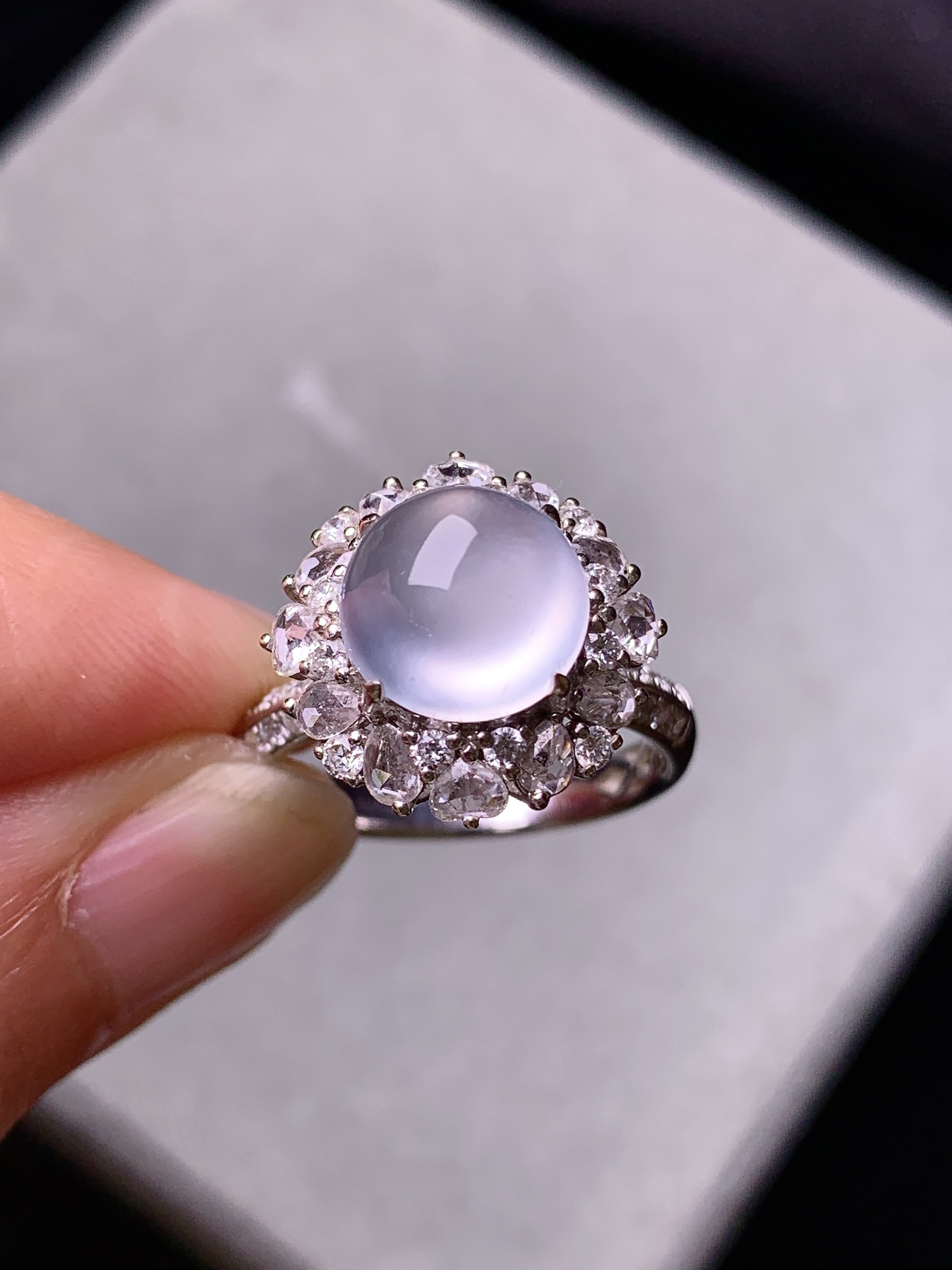 18k金钻镶嵌冰种蛋面戒指 玉质细腻 色泽艳丽清新 水润亮眼 圈口13.5 整体尺寸15.3*13a1