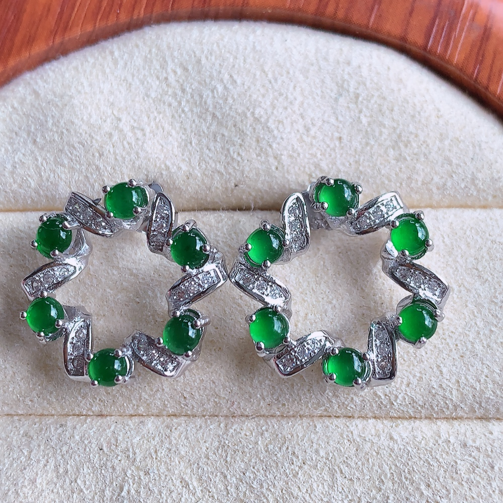 冰润满绿翡翠925银镶嵌耳钉，自然光实拍，翠色灵动，颜色漂亮，种老水足，品相佳，佩戴佳品！W815.18  取一整体尺寸：17.8-5.5mm  裸石尺寸：3mm