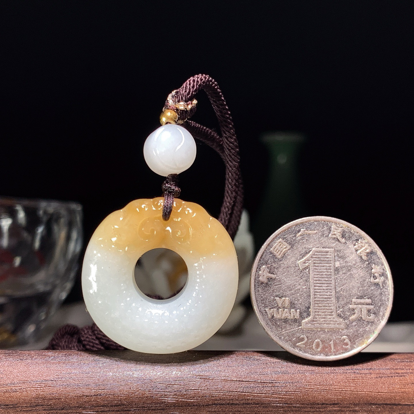 新疆和田玉白玉且末糖双龙守护挂件 尺寸27/10重15克。玉质细腻油润。手推出油。佩戴高端典雅。lt260319