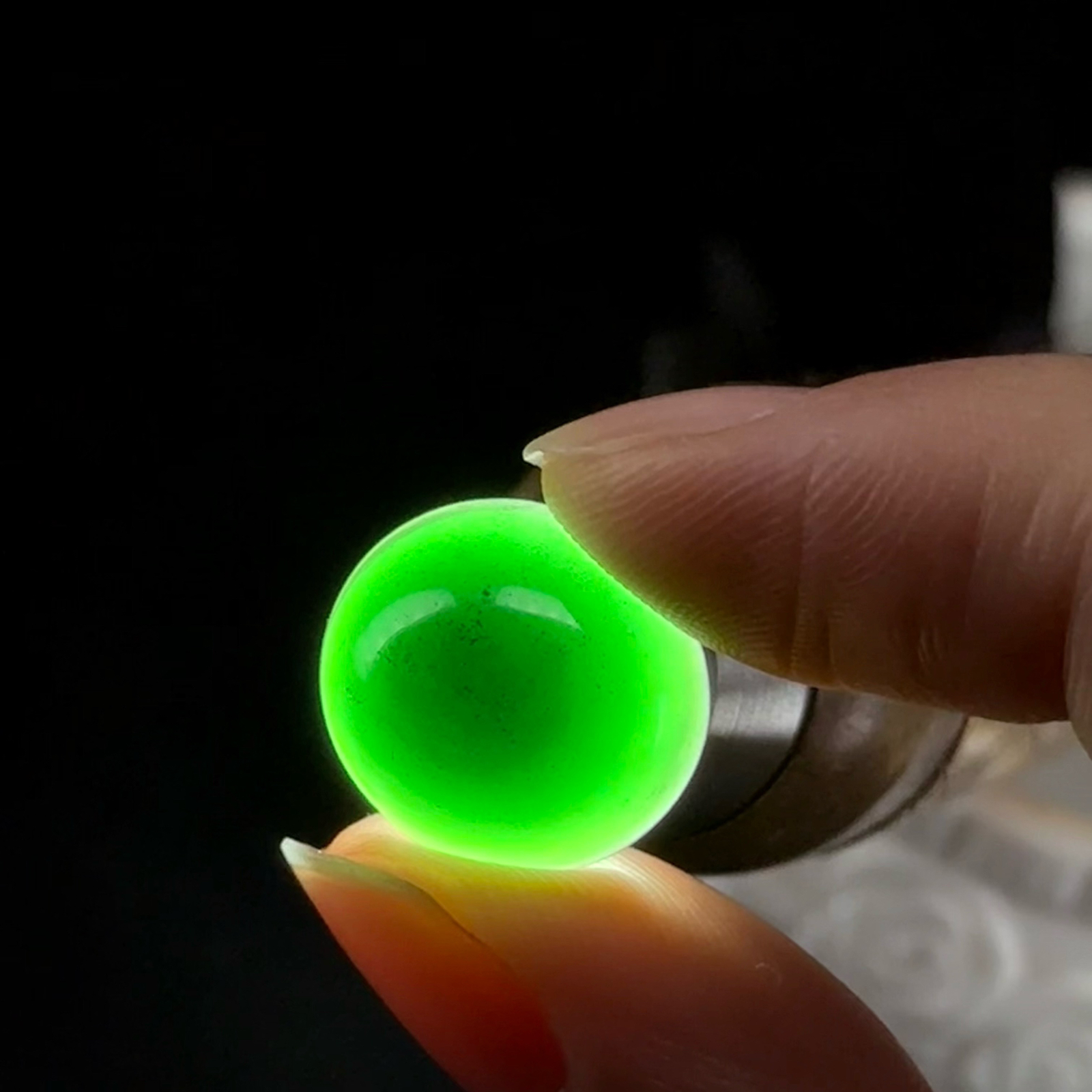 精品墨翠蛋面裸石 戒面 种好色正 黑度极好 打灯通透饱满大气 尺寸16.2