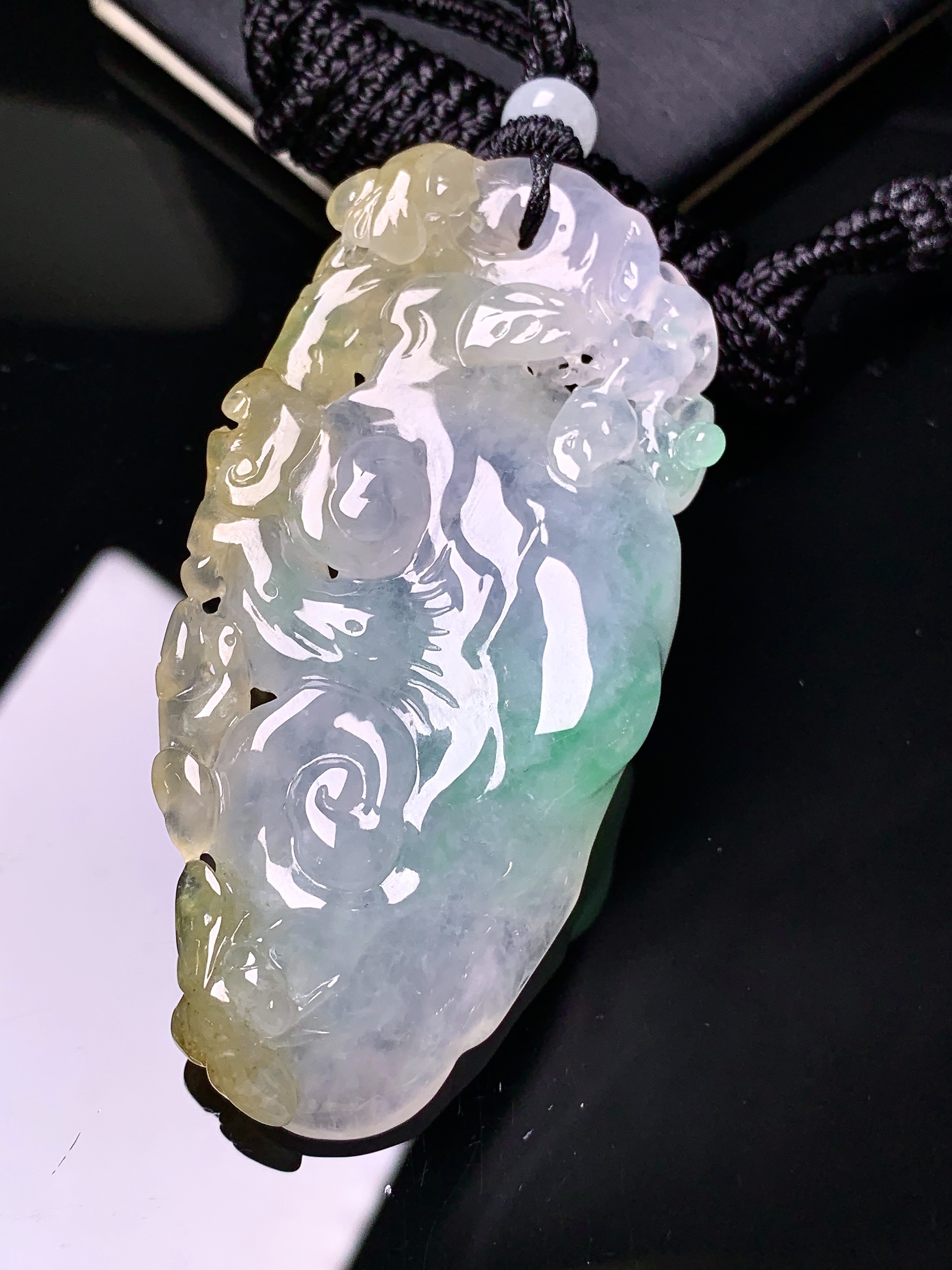 飘黄绿如意吊坠 玉质细腻 色泽艳丽清新 水润亮眼 整体尺寸66.3*32*12w1