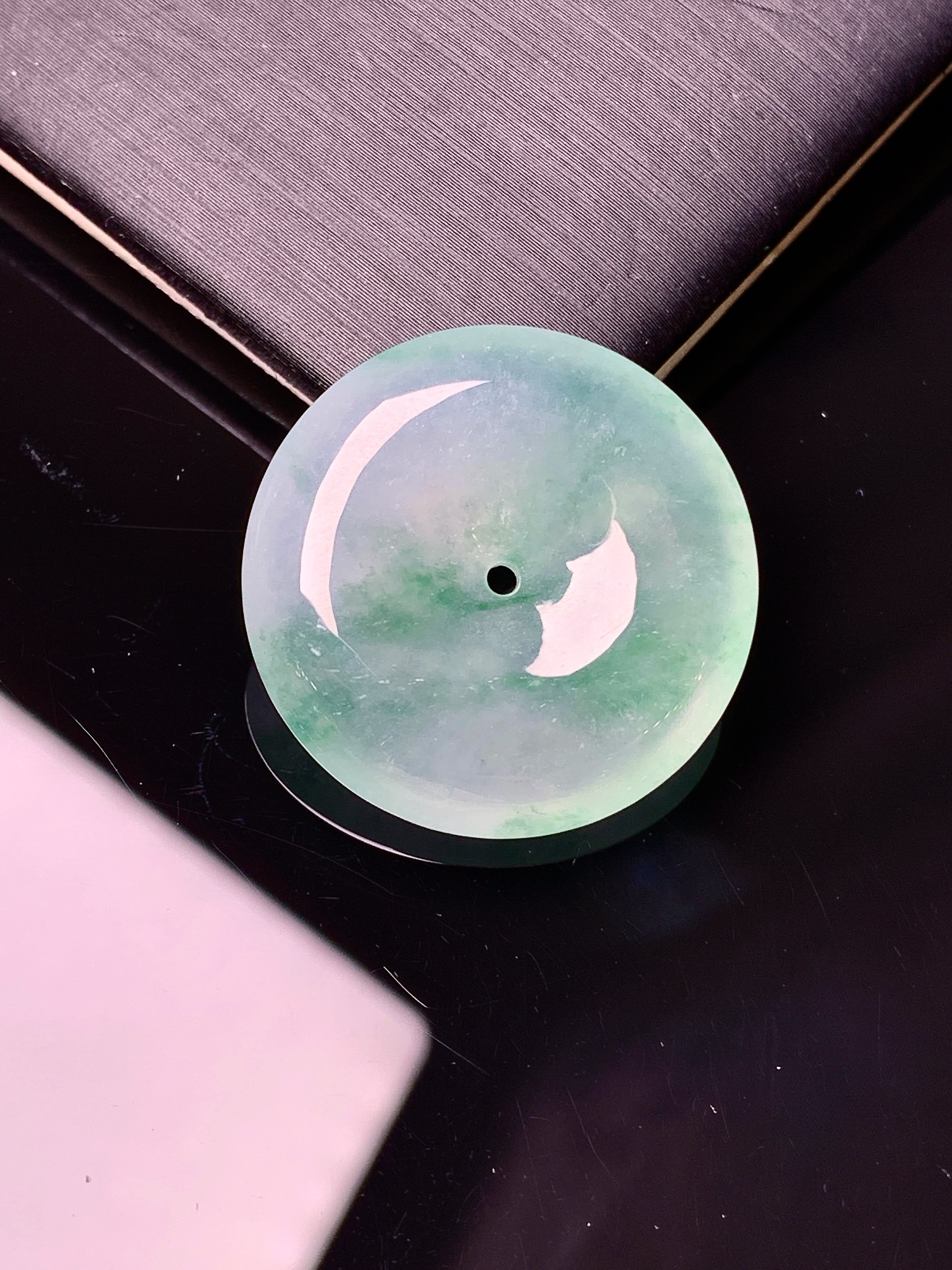 冰种飘绿平安扣吊坠 玉质细腻 色泽艳丽清新 水润亮眼 整体尺寸25.2*6x1