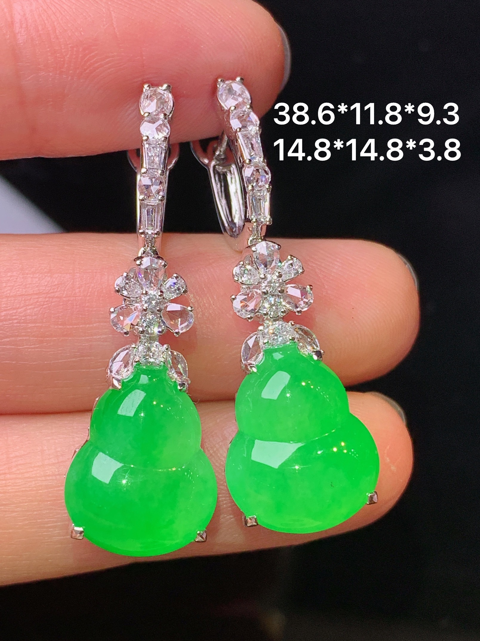 18k金钻镶嵌翠绿葫芦耳坠吊坠两用款 玉质细腻 色泽艳丽清新 水润亮眼 整体尺寸38.6*11.8*9.3h2