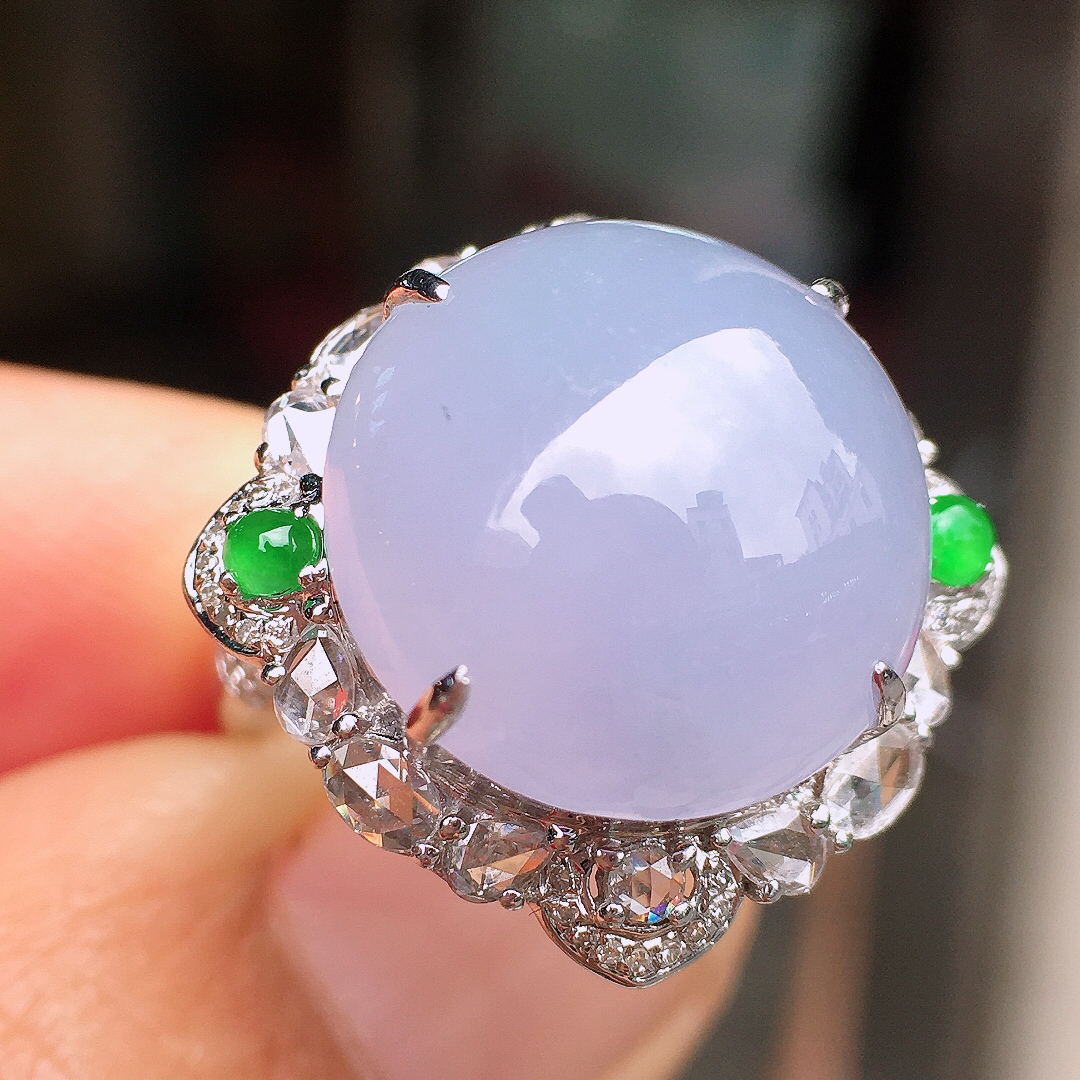 紫罗兰蛋面戒指/吊坠两用款，色泽均匀艳丽，玉质细腻，荧光感超
强，饱满圆润，尽显优雅气质，18k
金豪华镶嵌