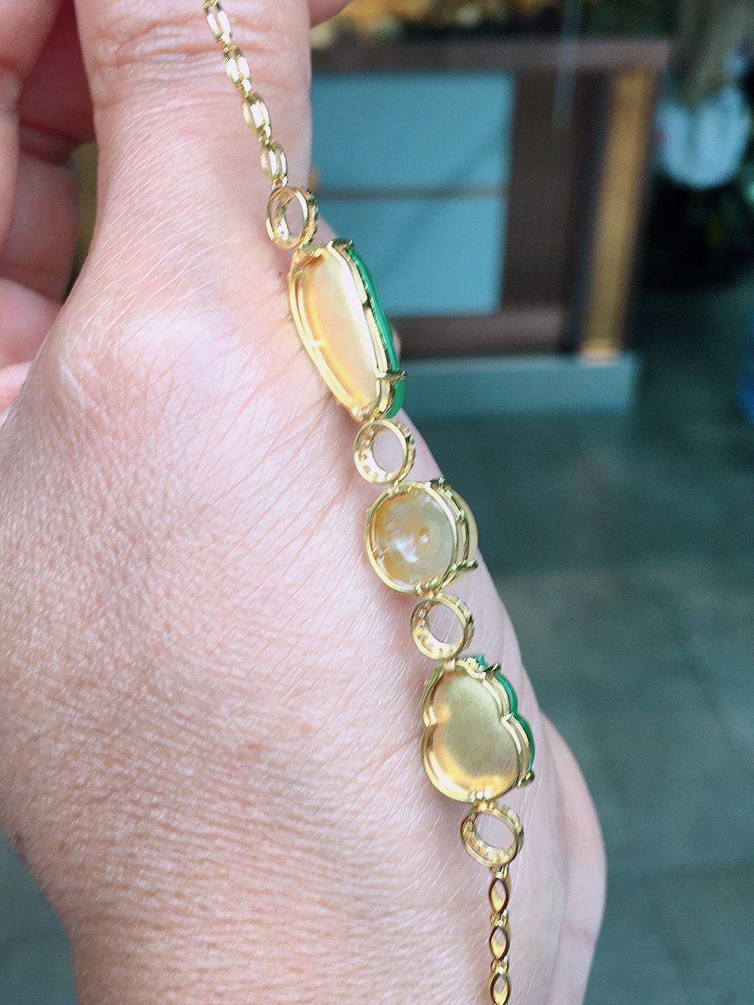 （黄+绿）三合一手链，色泽均匀艳丽，玉质细腻，荧光感超
强，饱满圆润，尽显优雅气质，18k
金豪华镶嵌