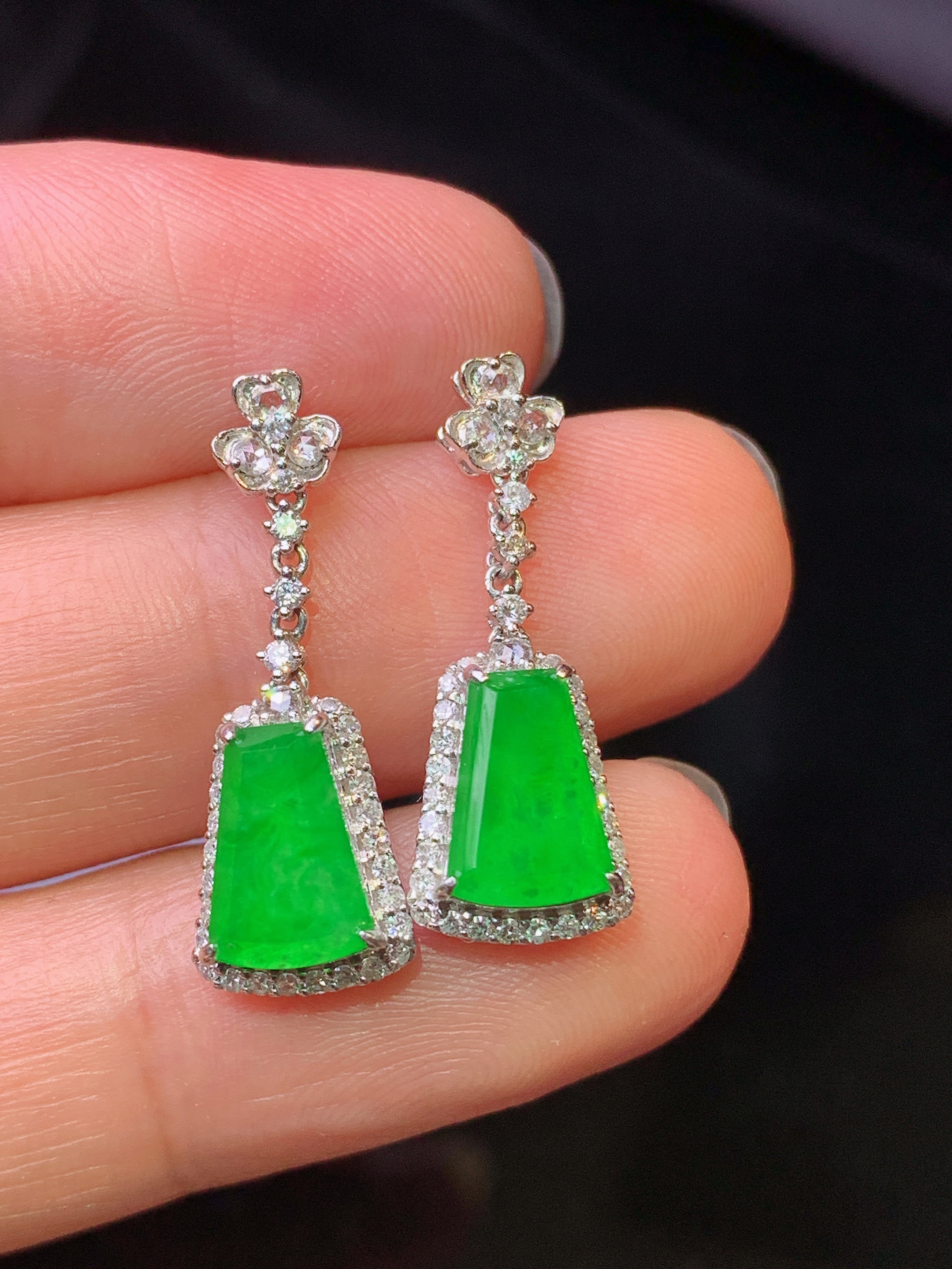 18k金钻镶嵌翠绿无事牌耳坠 玉质细腻 色泽艳丽清新 水润亮眼 整体尺寸23*8.5*5.2g1