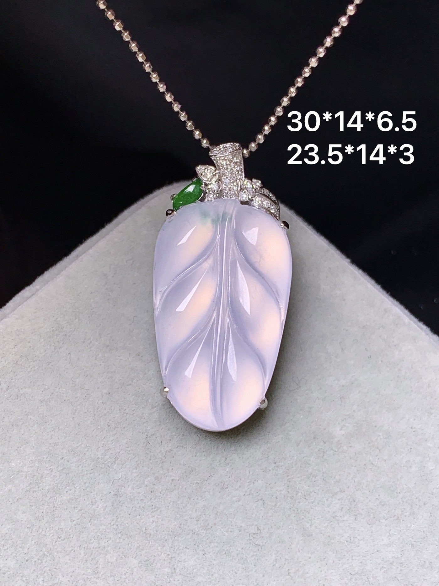 18k金钻镶嵌冰种树叶吊坠 玉质细腻 色泽艳丽清新 水润亮眼 整体尺寸30*14*6.5y4