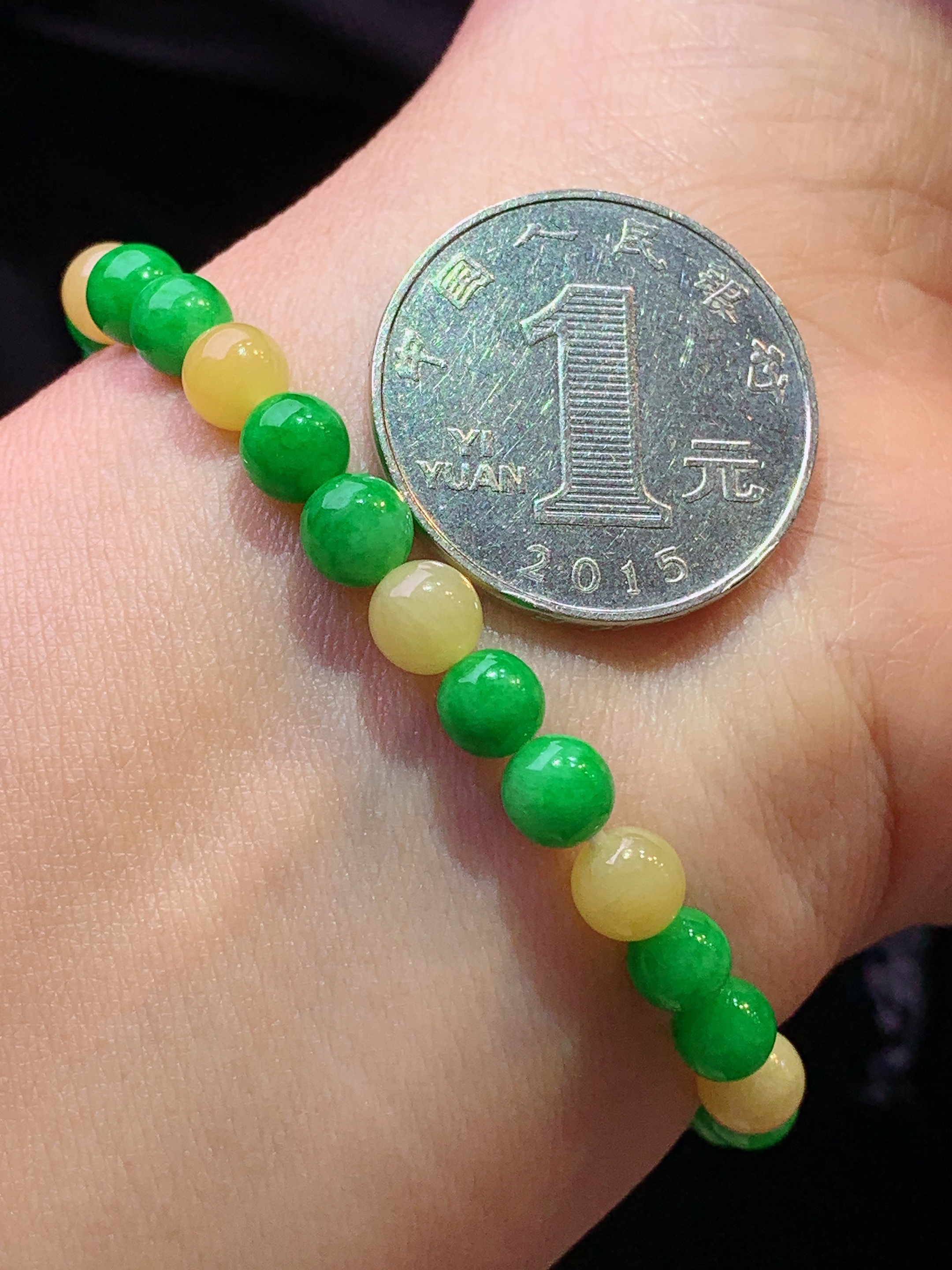 黄绿圆珠手链 玉质细腻 色泽艳丽清新 水润亮眼 整体尺寸6w1