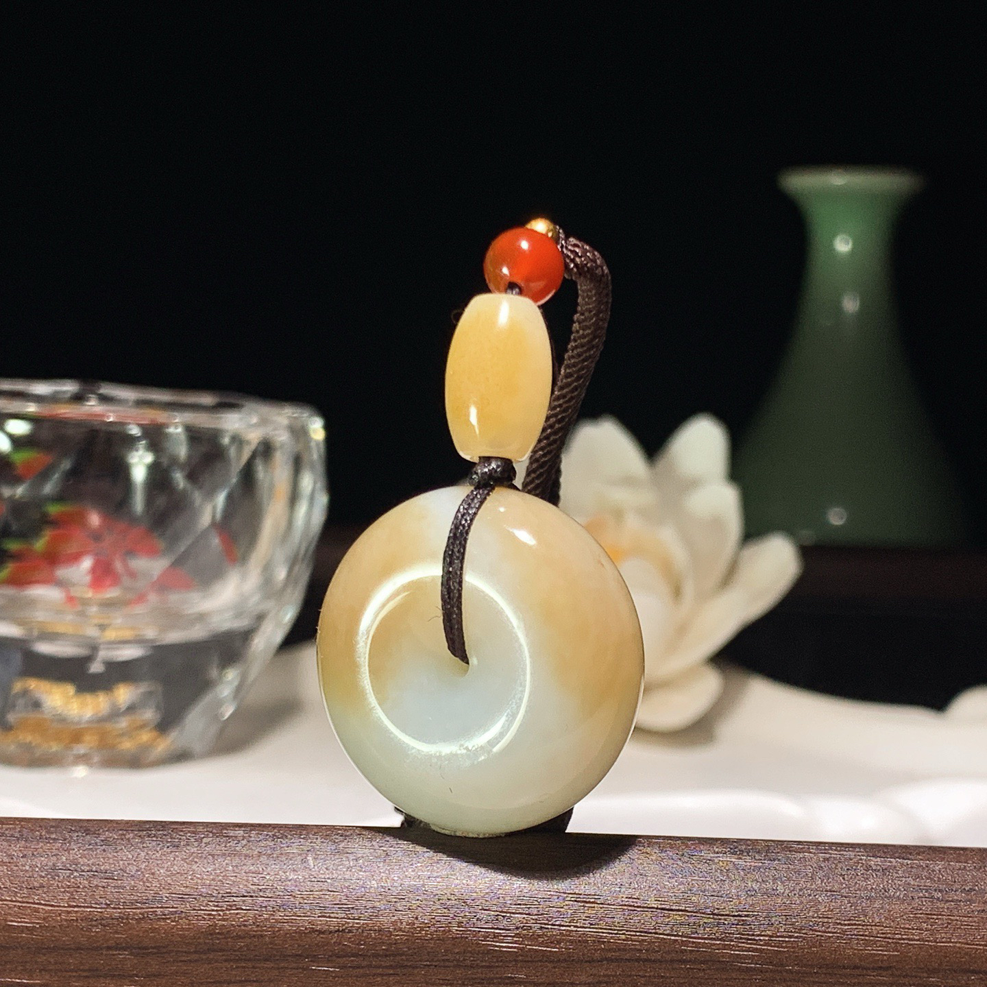 新疆和田玉白玉且末糖平安扣挂件 尺寸26/12重19克。玉质细腻油润。手推出油。佩戴高端典雅。lt260319