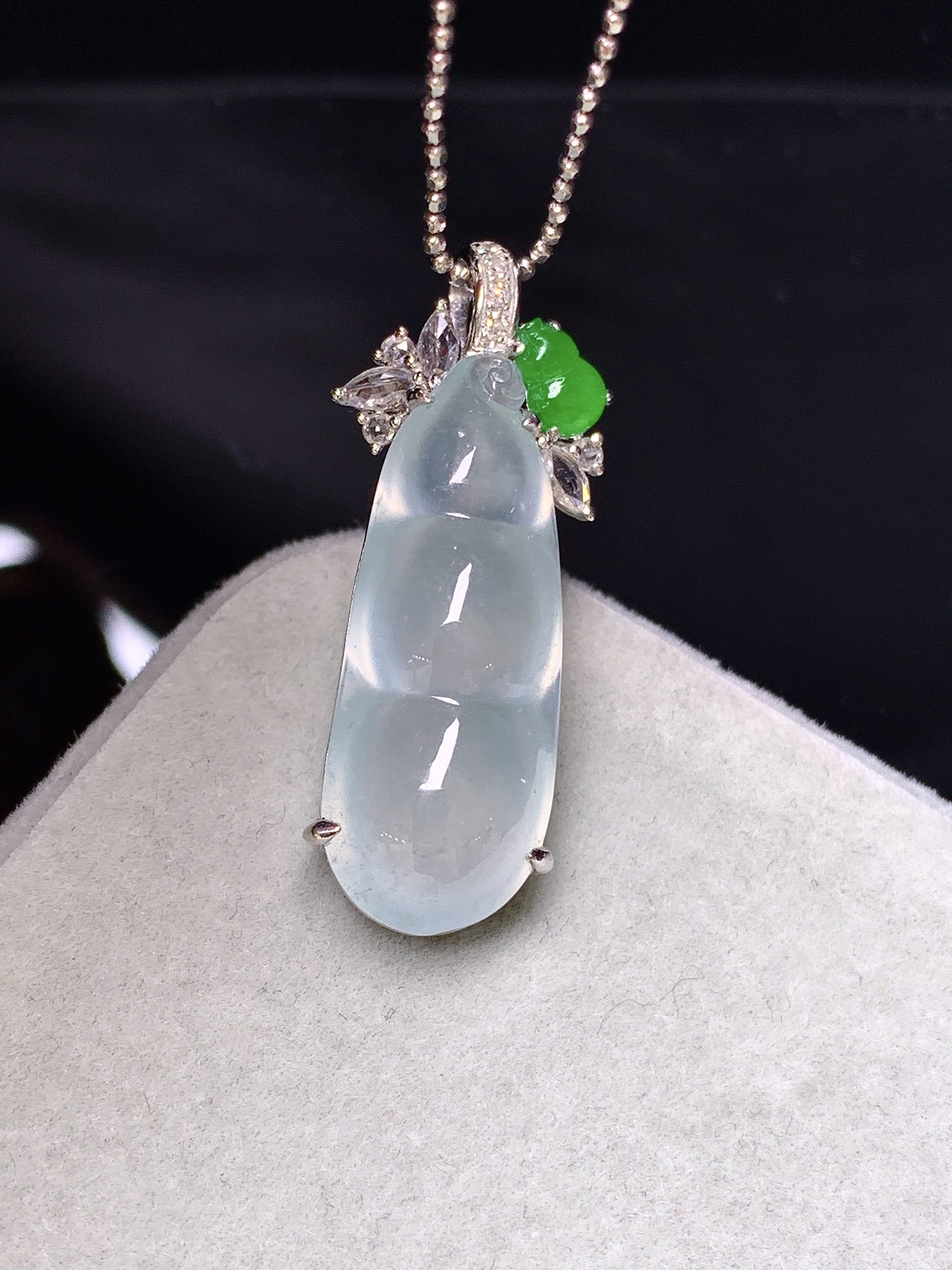 18k金钻镶嵌冰种四季豆吊坠 玉质细腻 色泽艳丽清新 水润亮眼 整体尺寸30.3*9.8*8c2