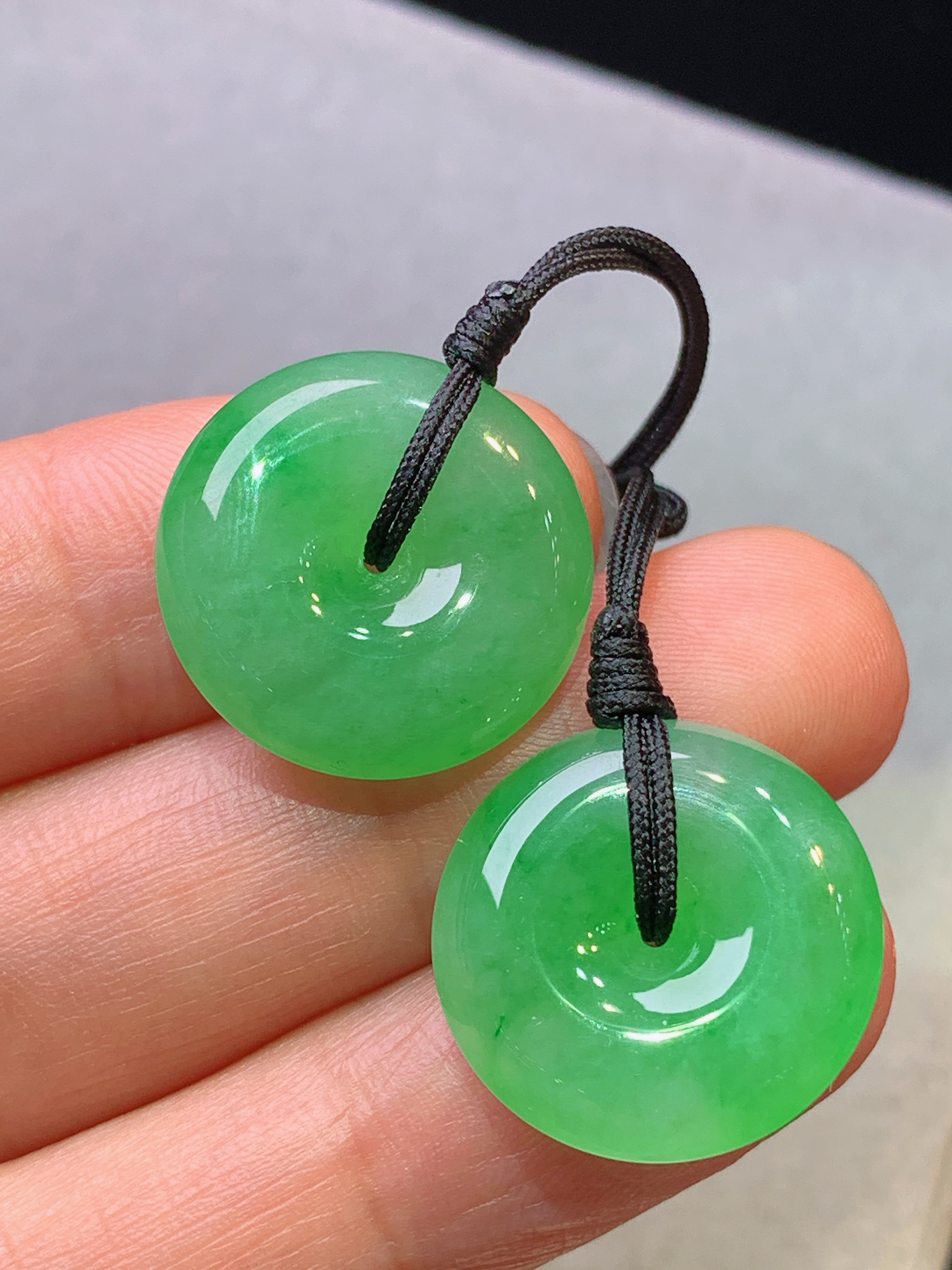 翠绿平安扣吊坠 玉质细腻 色泽艳丽清新 水润亮眼 整体尺寸18*5.5g1