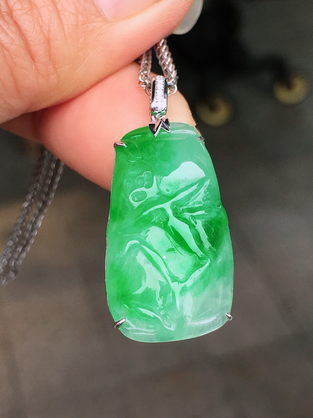 阳绿【节节高升】吊坠，色泽艳丽，玉质细腻，荧光感超
强，饱满圆润，尽显优雅气质，18k
金豪华镶嵌