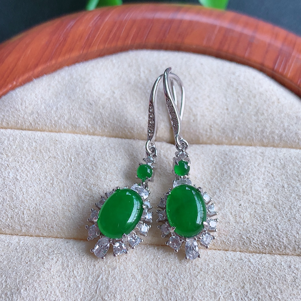 冰润满绿翡翠925银镶嵌耳钉，自然光实拍，翠色灵动，颜色漂亮，种老水足，品相佳，佩戴佳品！W502.