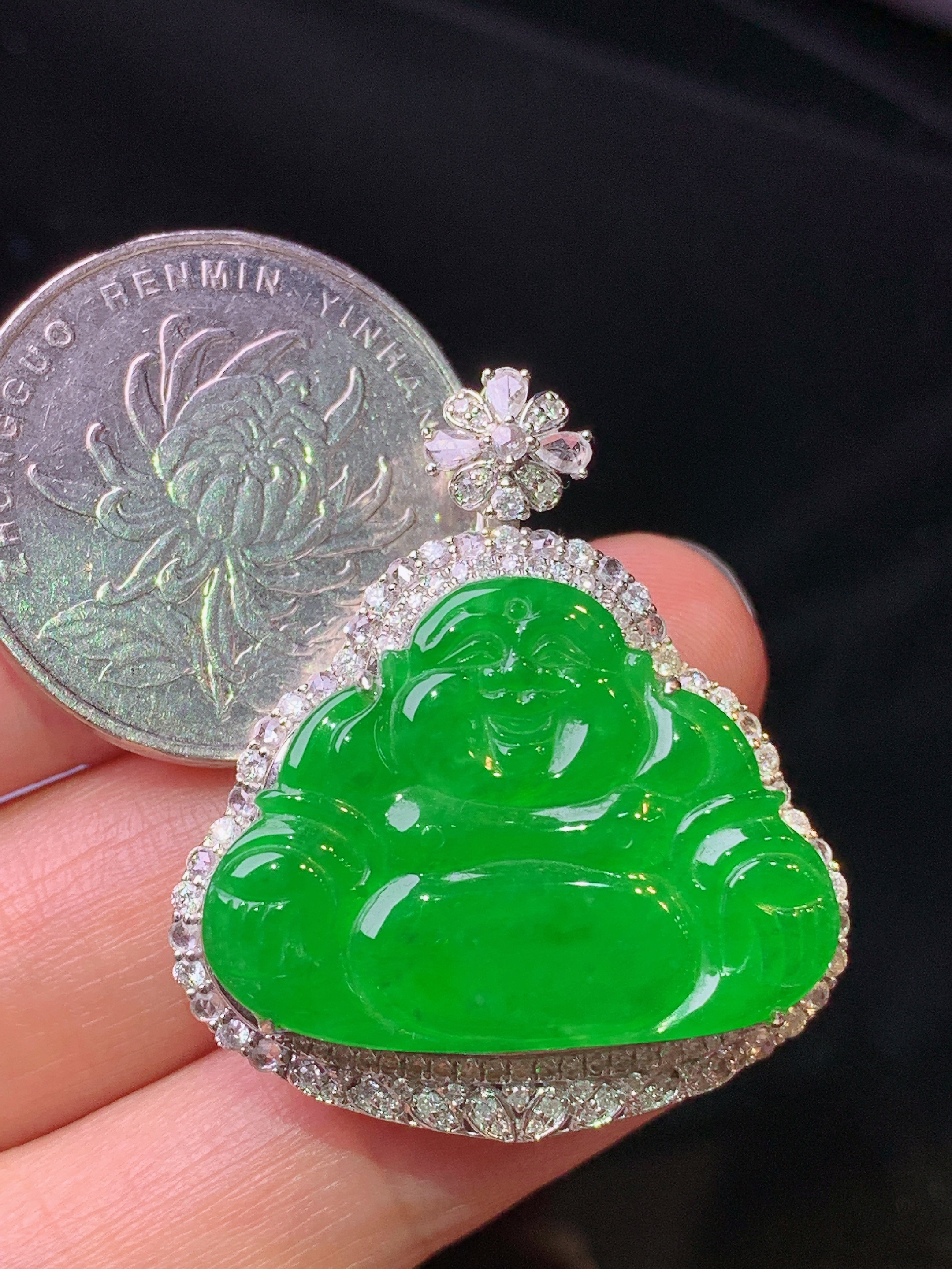 18k金钻镶嵌满绿佛公吊坠 玉质细腻 色泽艳丽清新 水润亮眼 整体尺寸33.5*29.5*10.2g1