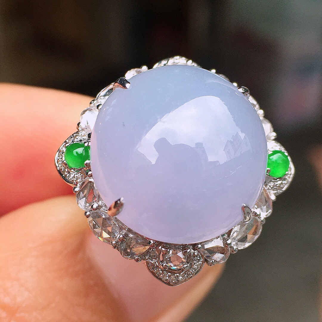 紫罗兰蛋面戒指/吊坠两用款，色泽均匀艳丽，玉质细腻，荧光感超
强，饱满圆润，尽显优雅气质，18k
金