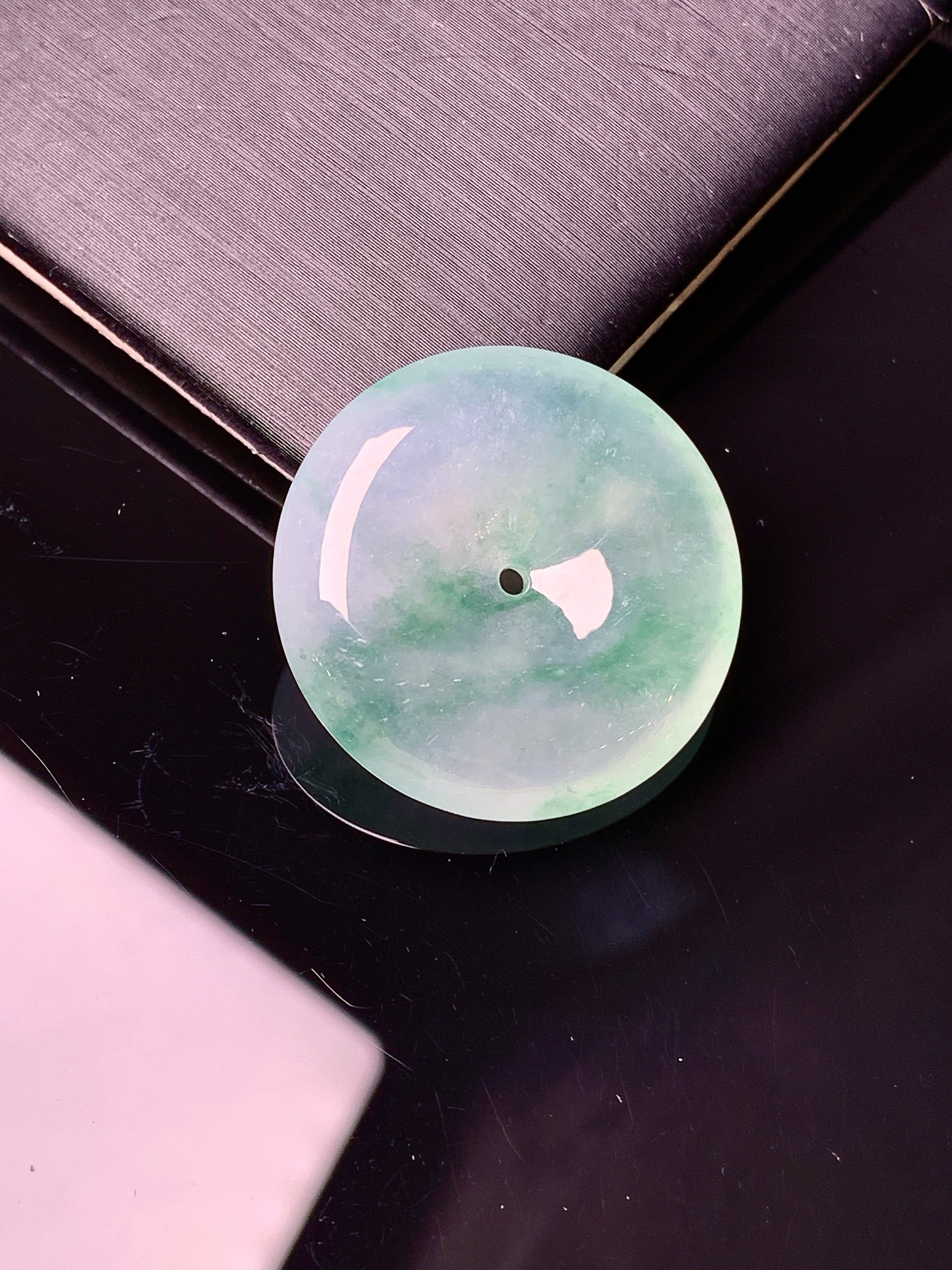 冰种飘绿平安扣吊坠 玉质细腻 色泽艳丽清新 水润亮眼 整体尺寸25.2*6x1