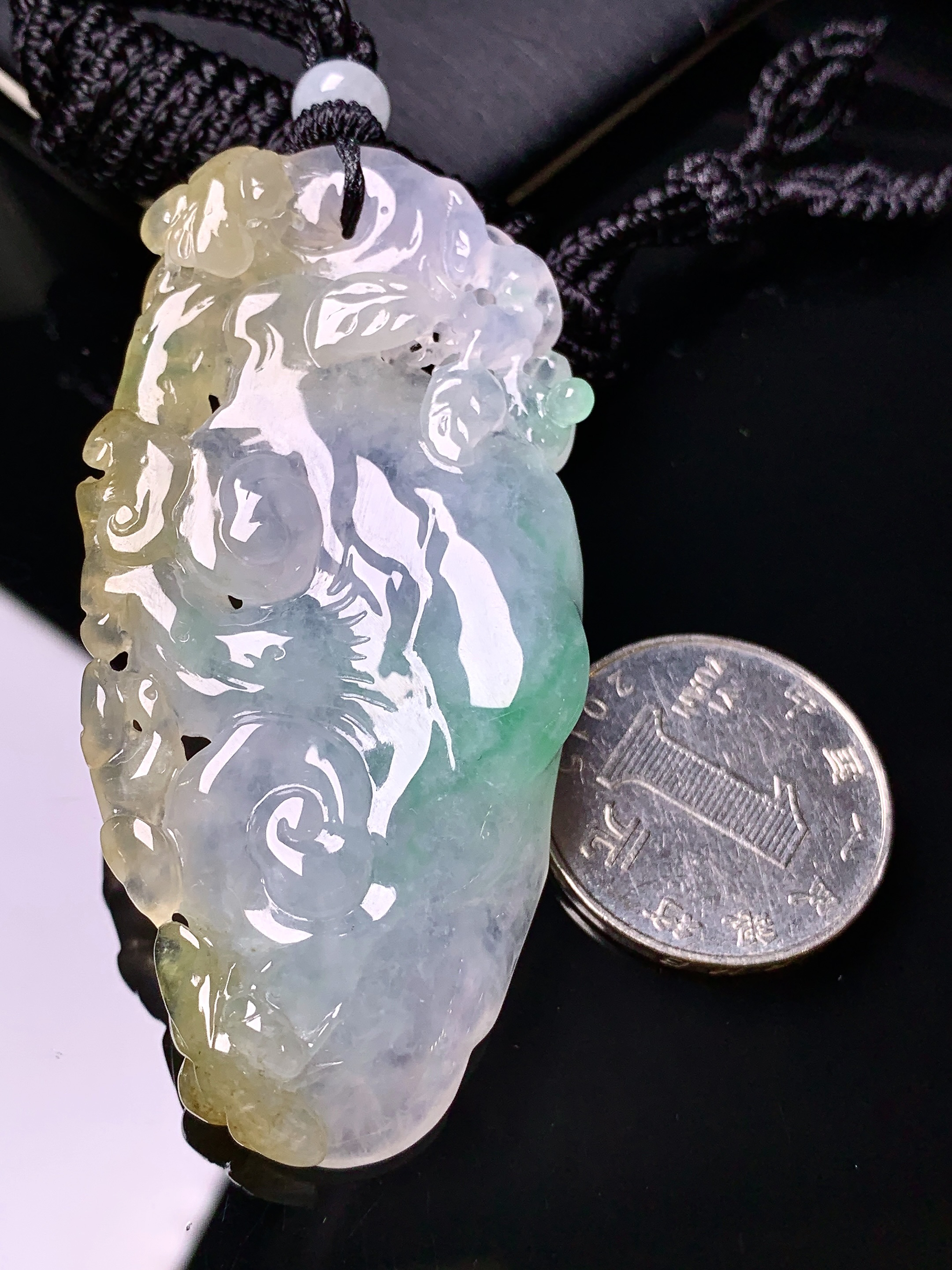 飘黄绿如意吊坠 玉质细腻 色泽艳丽清新 水润亮眼 整体尺寸66.3*32*12w1