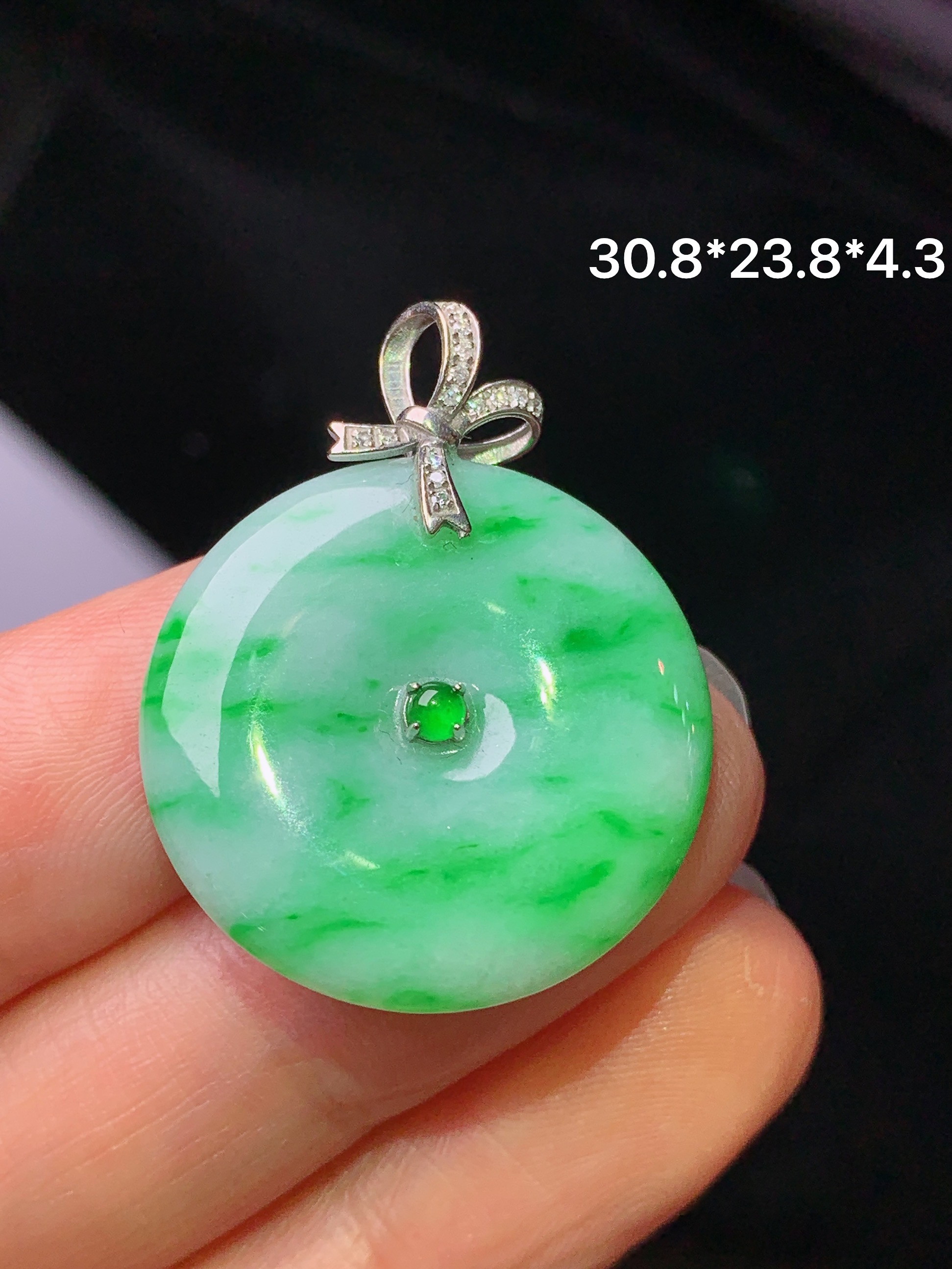 18k金钻镶嵌翠绿平安扣吊坠 玉质细腻 色泽艳丽清新 水润亮眼 整体尺寸30.8*23.8*4.3a2