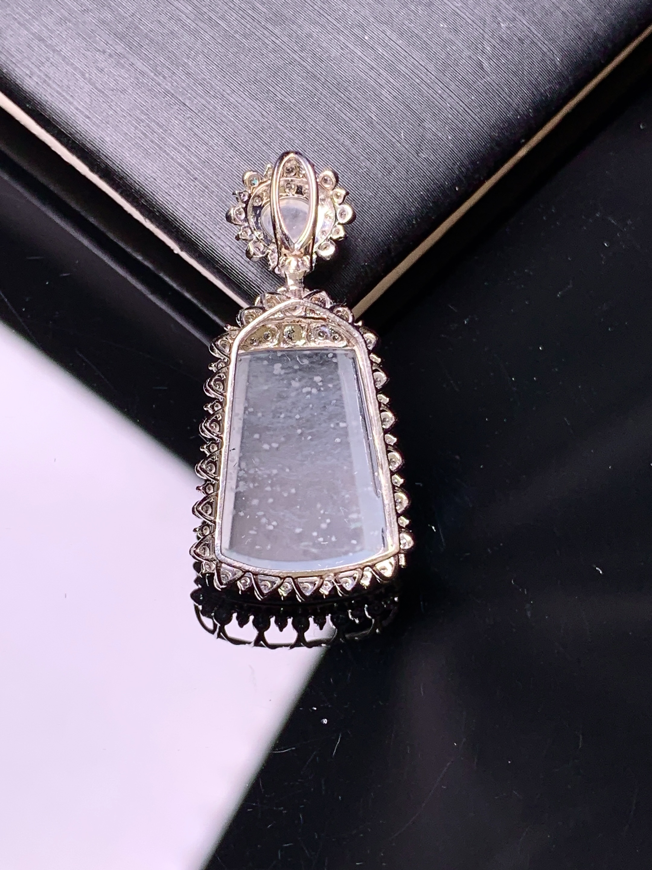 18k金钻镶嵌冰种雪花棉无事牌吊坠 玉质细腻 色泽艳丽清新 水润亮眼 整体尺寸28.2*14.3*7.3y4