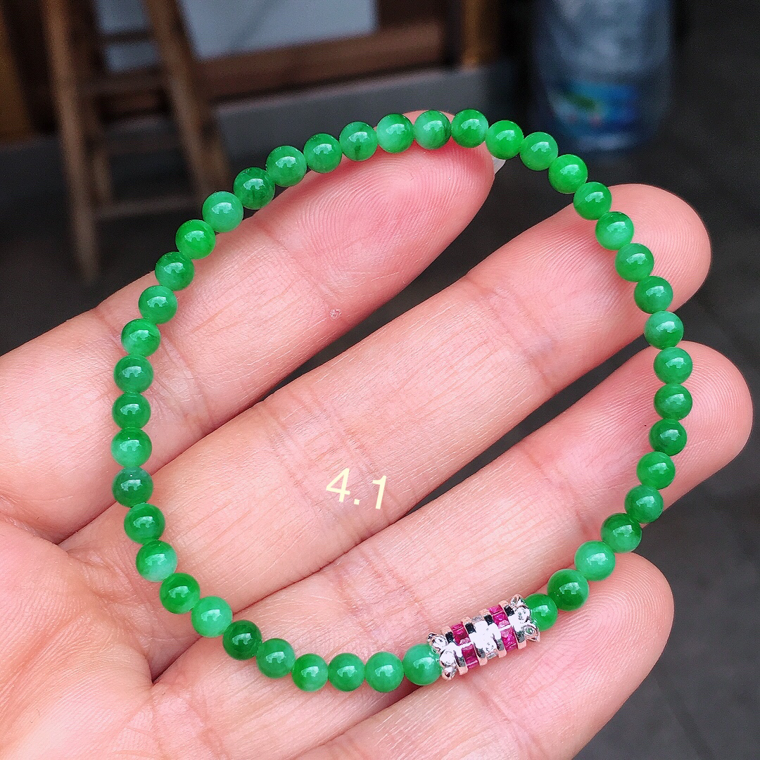 阳绿珠子手串，色泽均匀艳丽，玉质细腻，荧光感超
强，饱满圆润，尽显优雅气质，